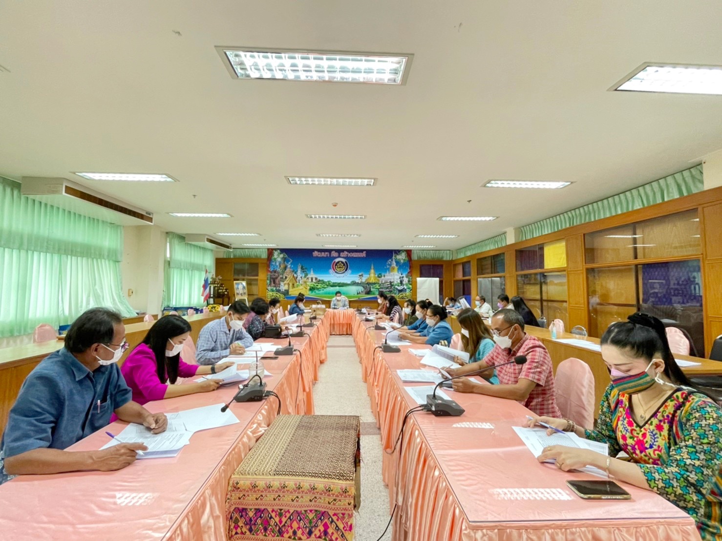 พช.มหาสารคามประชุมพิจารณาคัดเลือกผู้ผลิต ผู้ประกอบการ OTOP เข้าร่วมจำหน่ายสินค้า ในงาน OTOP Midyear ๒๐๒๒