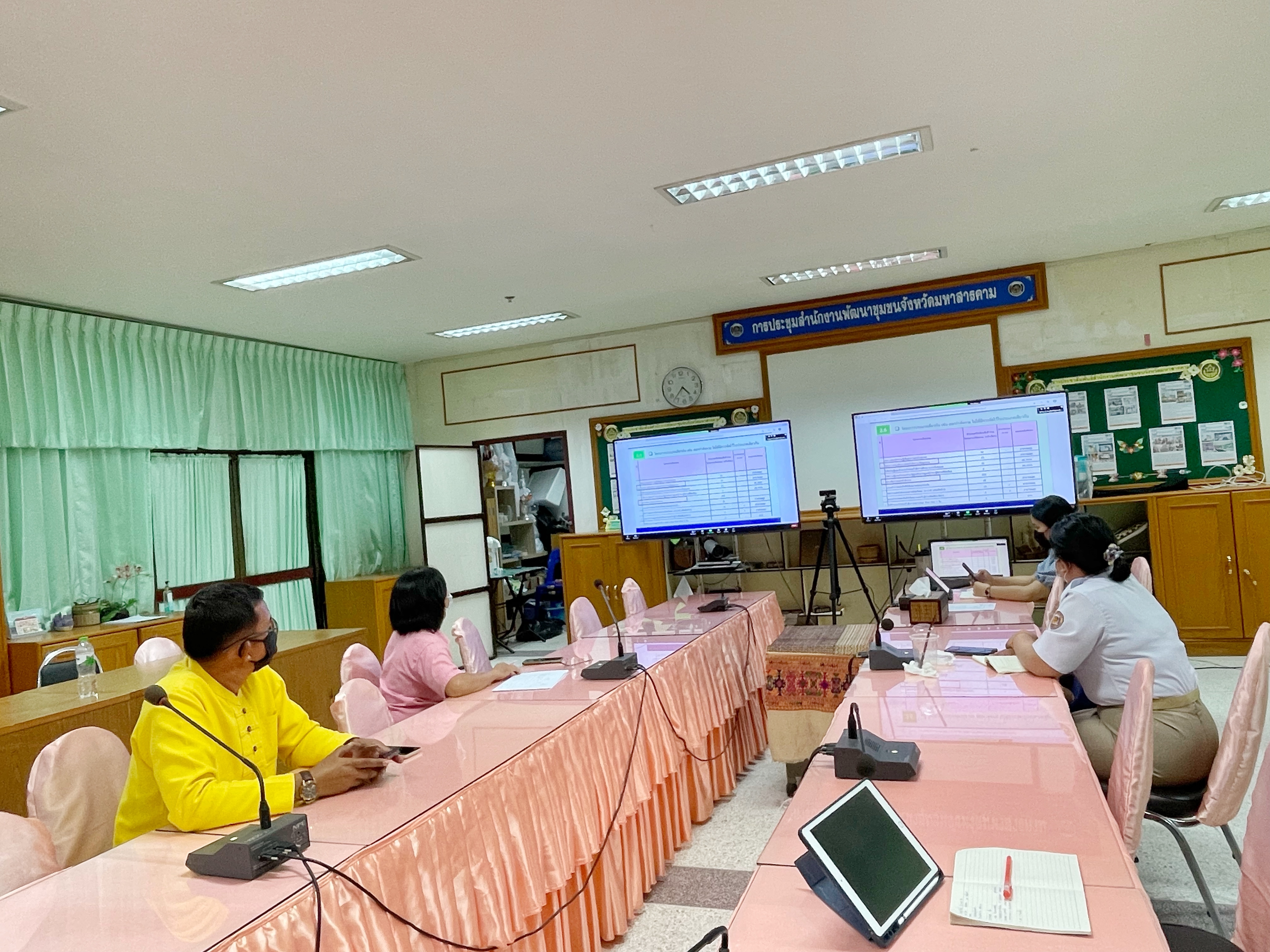 พช.มหาสารคาม ร่วมประชุมติดตามการขับเคลื่อนการดำเนินงานขจัดความยากจนและพัฒนาคนทุกช่วงวัยอย่างยั่งยืนตามหลักปรัชญาของเศรษฐกิจพอเพียง ผ่านระบบอิเล็กทรอนิกส์ (ZOOM Cloud Meeting)