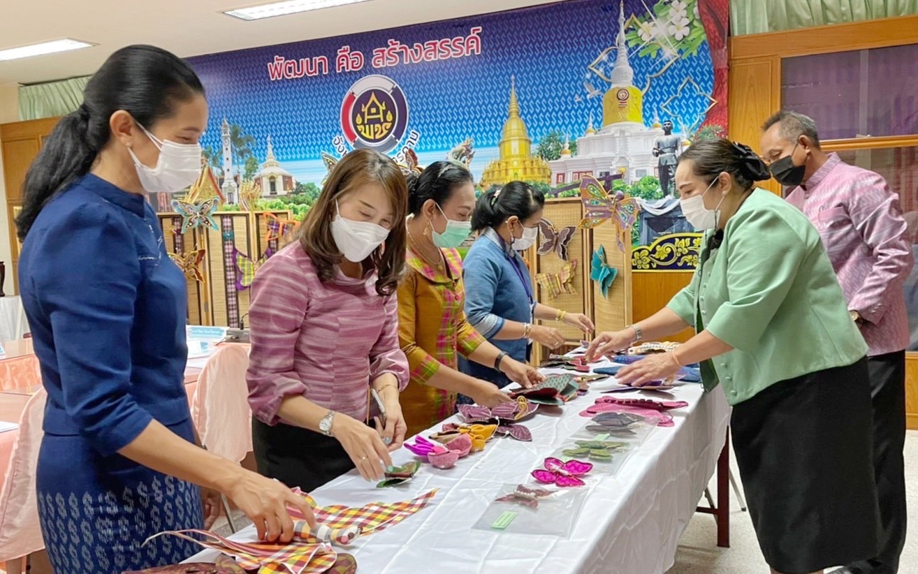 ?จังหวัดมหาสารคาม  ประชุมคณะกรรมการคัดเลือกผีเสื้อประดิษฐ์ เพื่อนำไปประดับในนิทรรศการเฉลิมพระเกียรติสมเด็จพระนางเจ้าสิริกิติ์ พระบรมราชินีนาถ พระบรมราชชนนีพันปีหลวง เนื่องในโอกาสมหามงคลเฉลิมพระชนมพรรษา ๙๐ พรรษา ๑๒ สิงหาคม ๒๕๖๕