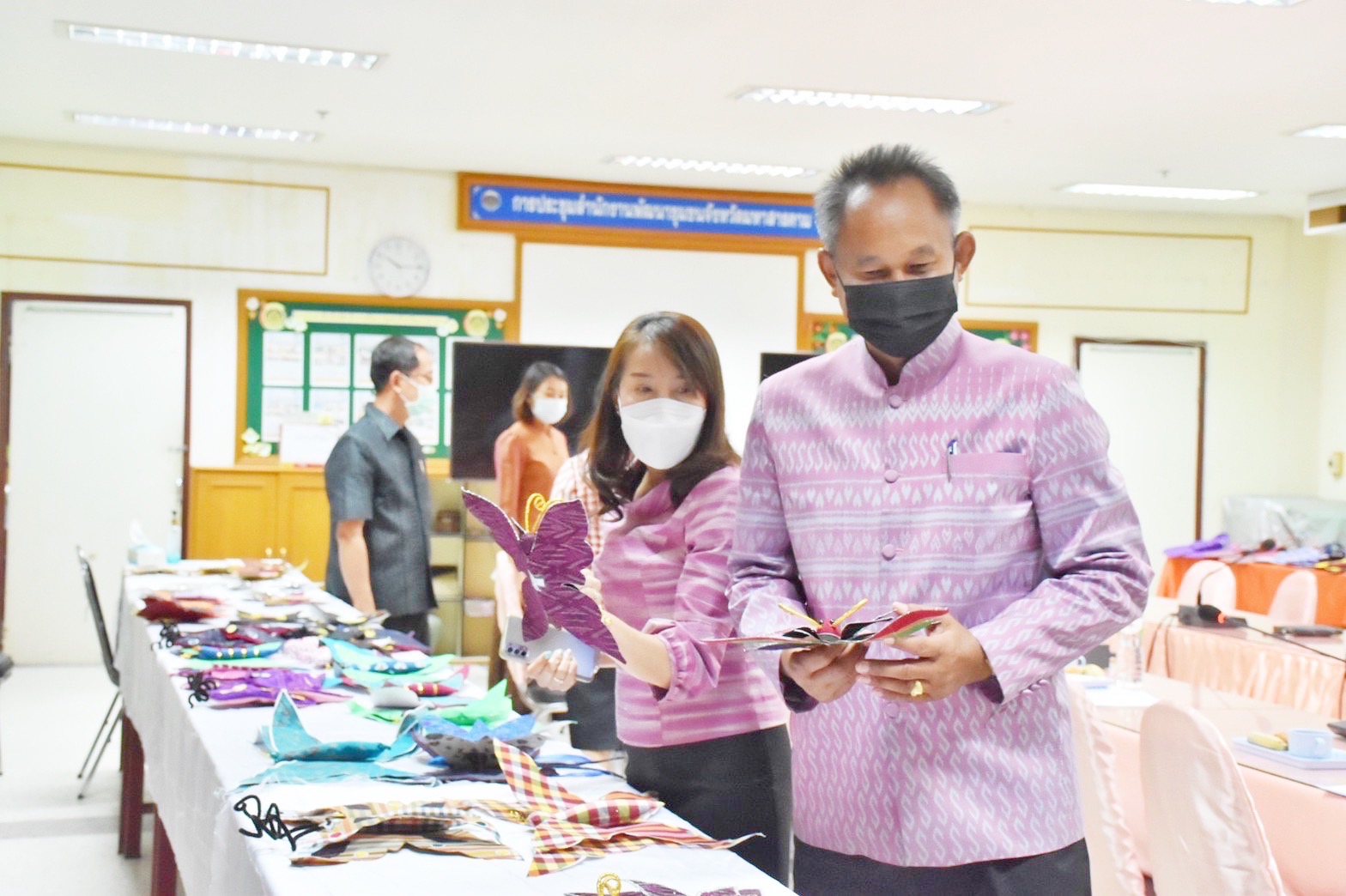 ?จังหวัดมหาสารคาม  ประชุมคณะกรรมการคัดเลือกผีเสื้อประดิษฐ์ เพื่อนำไปประดับในนิทรรศการเฉลิมพระเกียรติสมเด็จพระนางเจ้าสิริกิติ์ พระบรมราชินีนาถ พระบรมราชชนนีพันปีหลวง เนื่องในโอกาสมหามงคลเฉลิมพระชนมพรรษา ๙๐ พรรษา ๑๒ สิงหาคม ๒๕๖๕