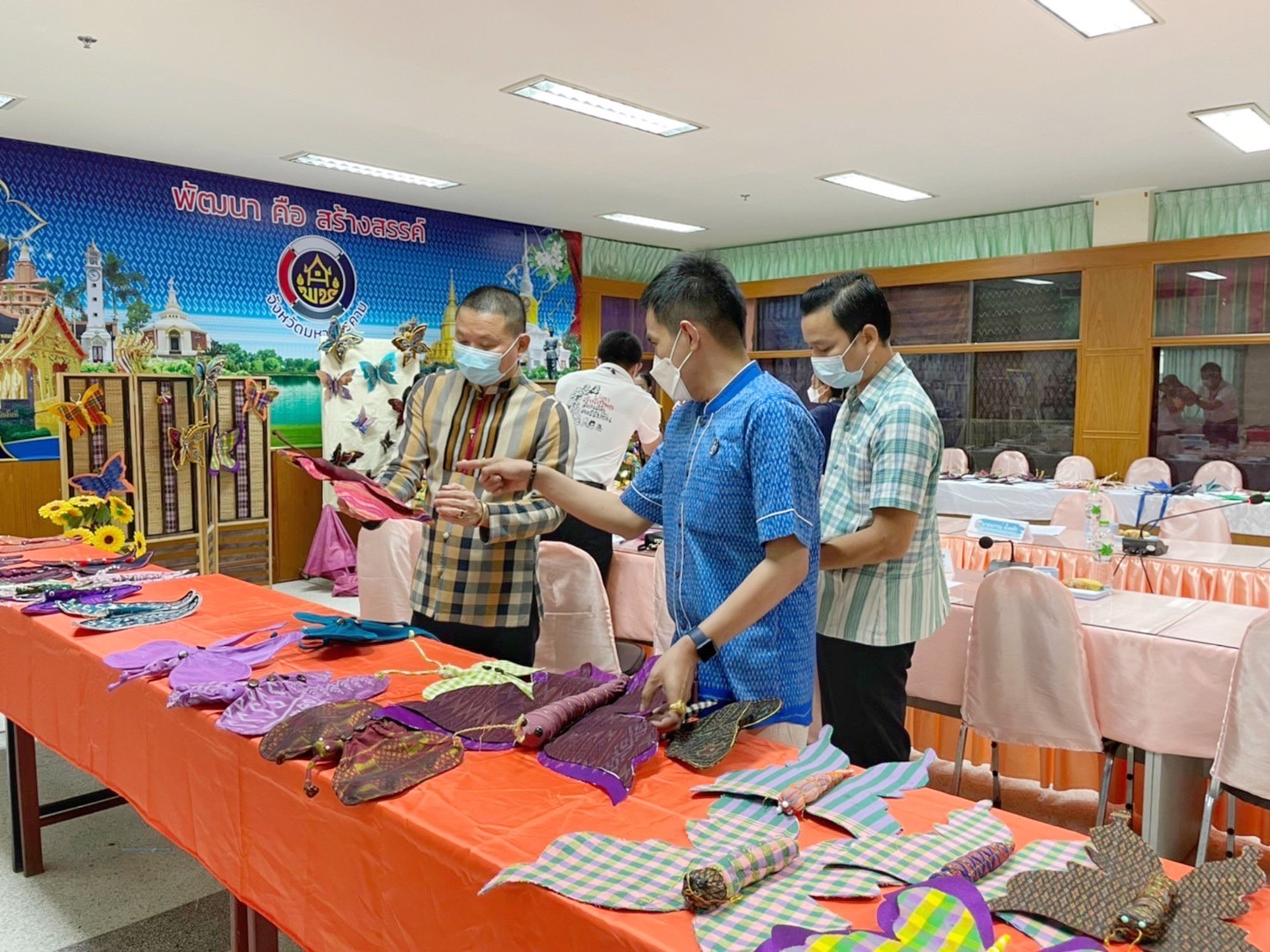 ?จังหวัดมหาสารคาม  ประชุมคณะกรรมการคัดเลือกผีเสื้อประดิษฐ์ เพื่อนำไปประดับในนิทรรศการเฉลิมพระเกียรติสมเด็จพระนางเจ้าสิริกิติ์ พระบรมราชินีนาถ พระบรมราชชนนีพันปีหลวง เนื่องในโอกาสมหามงคลเฉลิมพระชนมพรรษา ๙๐ พรรษา ๑๒ สิงหาคม ๒๕๖๕