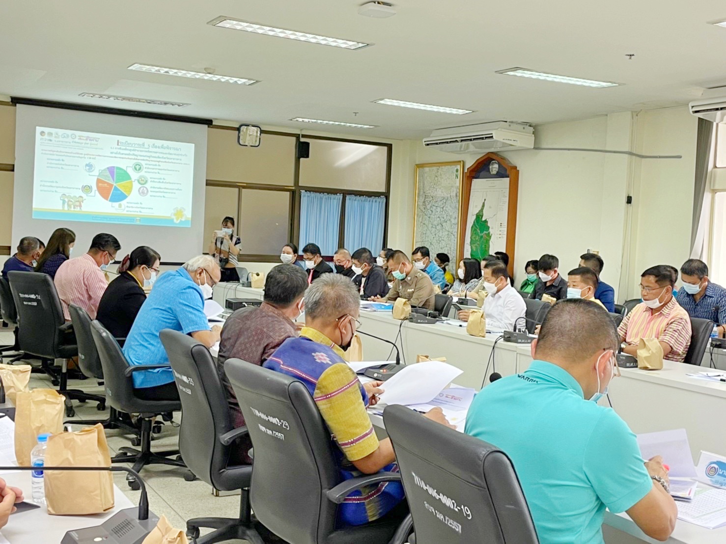 ผู้ว่าราชการจังหวัดมหาสารคามประชุมคณะกรรมการบริหารศูนย์อำนวยการขจัดความยากจนและพัฒนาคนทุกช่วงวัยอย่างยั่งยืนตามหลักปรัชญาของเศรษฐกิจพอเพียงจังหวัดมหาสารคาม (คจพ.จ)