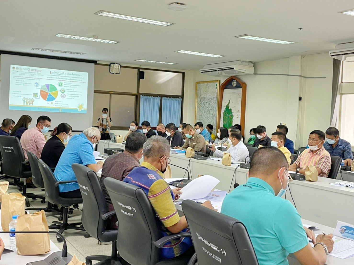 ผู้ว่าราชการจังหวัดมหาสารคามประชุมคณะกรรมการบริหารศูนย์อำนวยการขจัดความยากจนและพัฒนาคนทุกช่วงวัยอย่างยั่งยืนตามหลักปรัชญาของเศรษฐกิจพอเพียงจังหวัดมหาสารคาม (คจพ.จ)