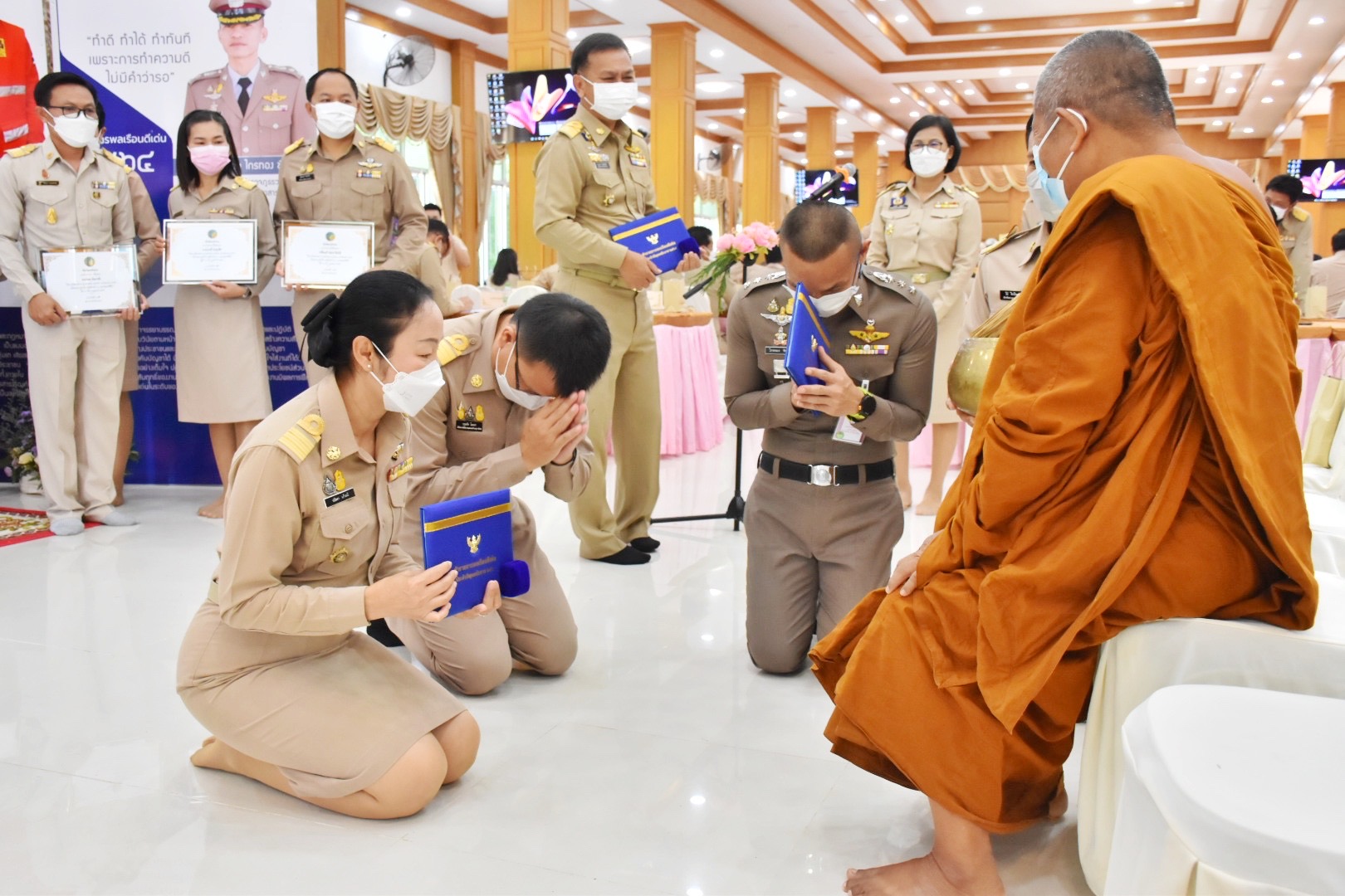 จังหวัดมหาสารคาม จัดพิธีมอบเกียรติบัตรและเข็มเชิดชูเกียรติแก่ข้าราชการพลเรือนดีเด่น ประจำปี พ.ศ. 2564