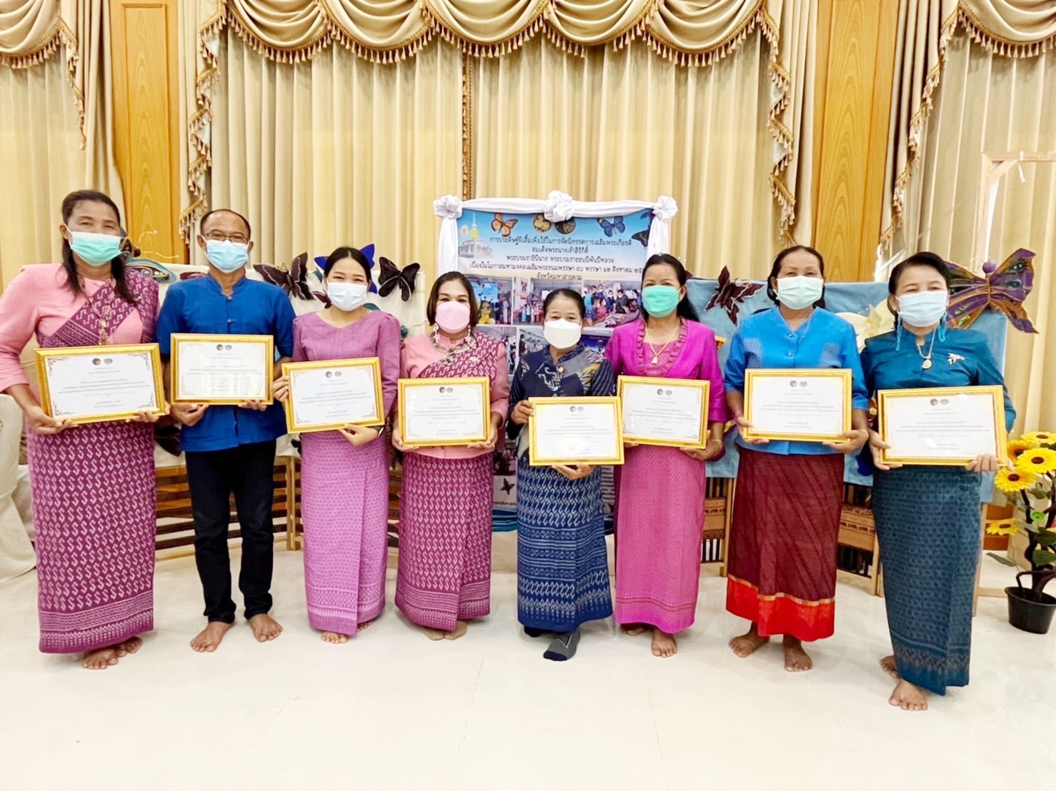 จ.มหาสารคาม จัดพิธีมอบใบประกาศเกียรติคุณในการจัดทำผีเสื้อประดิษฐ์ จากผ้าไหม ผ้าฝ้าย เพื่อนำไปประดับในนิทรรศการเฉลิมพระเกียรติสมเด็จพระนางเจ้าสิริกิติ์ พระบรมราชินีนาถ พระบรมราชชนนีพันปีหลวง เนื่องในโอกาสมหามงคลเฉลิมพระชนมพรรษา ๙๐ พรรษา ๑๒ สิงหาคม ๒๕๖๕