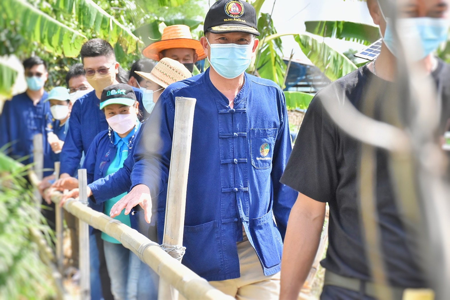 ผู้ว่าฯ มหาสารคาม นำทีมลงพื้นที่เยี่ยมให้กำลังใจ ครัวเรือนต้นแบบ โคก หนอง นา พัฒนาชุมชน อำเภอแกดำ จังหวัดมหาสารคาม