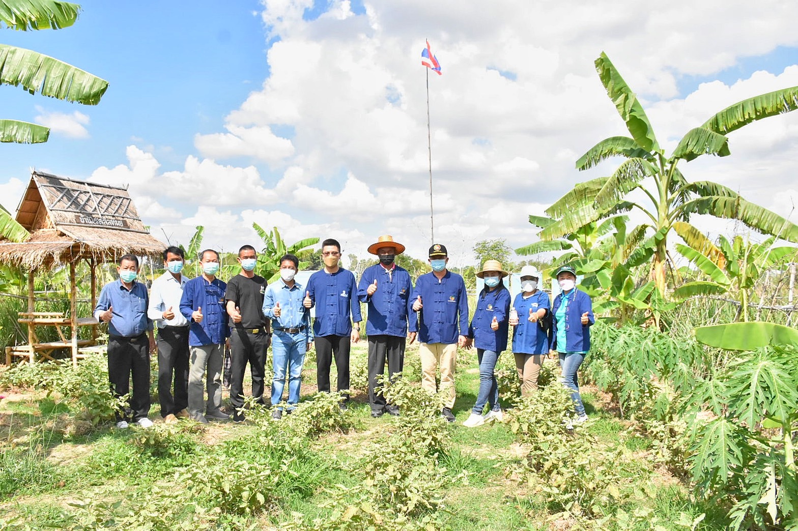 ผู้ว่าฯ มหาสารคาม นำทีมลงพื้นที่เยี่ยมให้กำลังใจ ครัวเรือนต้นแบบ โคก หนอง นา พัฒนาชุมชน อำเภอแกดำ จังหวัดมหาสารคาม