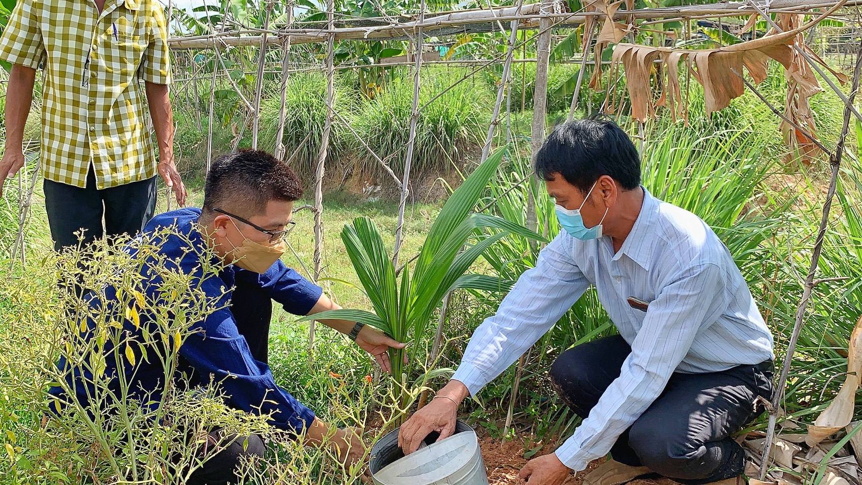 ผู้ว่าฯ มหาสารคาม นำทีมลงพื้นที่เยี่ยมให้กำลังใจ ครัวเรือนต้นแบบ โคก หนอง นา พัฒนาชุมชน อำเภอแกดำ จังหวัดมหาสารคาม