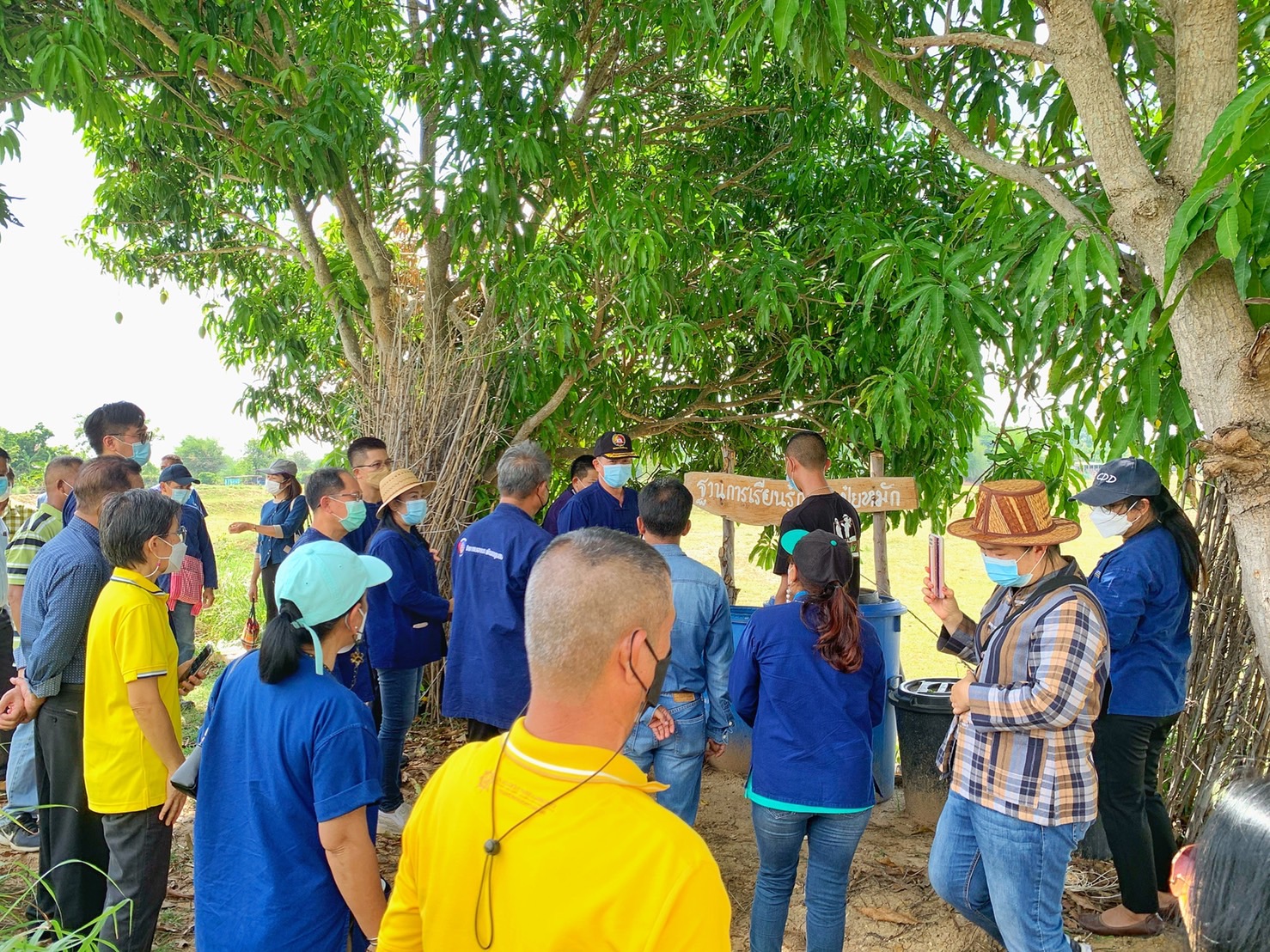 ผู้ว่าฯ มหาสารคาม นำทีมลงพื้นที่เยี่ยมให้กำลังใจ ครัวเรือนต้นแบบ โคก หนอง นา พัฒนาชุมชน อำเภอแกดำ จังหวัดมหาสารคาม