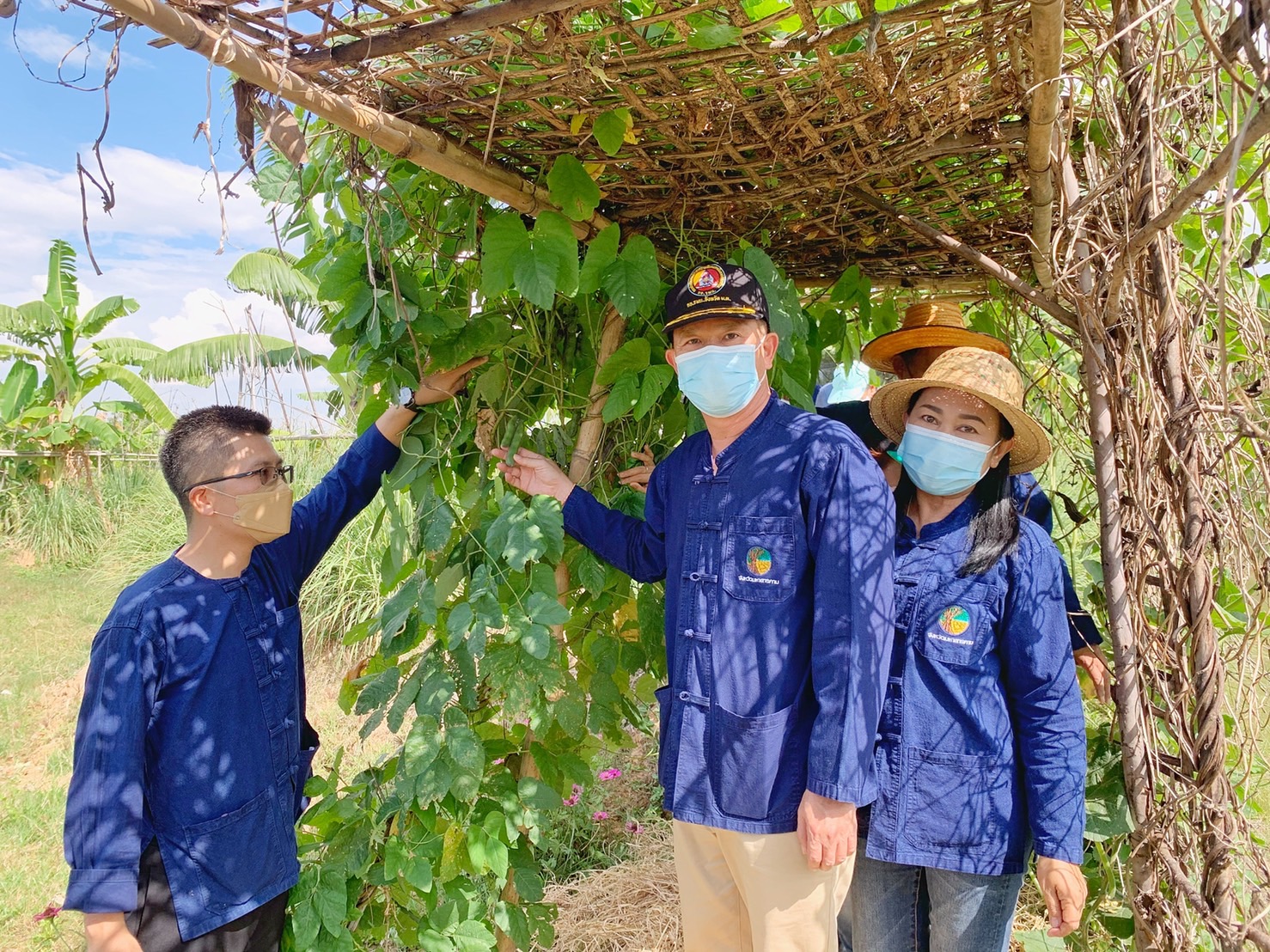 ผู้ว่าฯ มหาสารคาม นำทีมลงพื้นที่เยี่ยมให้กำลังใจ ครัวเรือนต้นแบบ โคก หนอง นา พัฒนาชุมชน อำเภอแกดำ จังหวัดมหาสารคาม