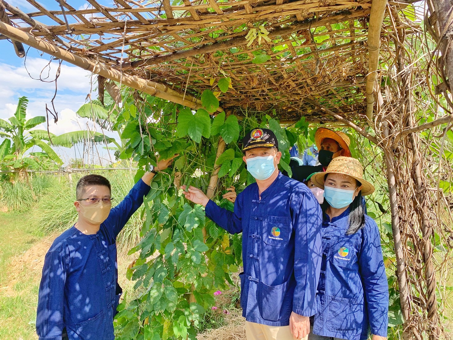 ผู้ว่าฯ มหาสารคาม นำทีมลงพื้นที่เยี่ยมให้กำลังใจ ครัวเรือนต้นแบบ โคก หนอง นา พัฒนาชุมชน อำเภอแกดำ จังหวัดมหาสารคาม