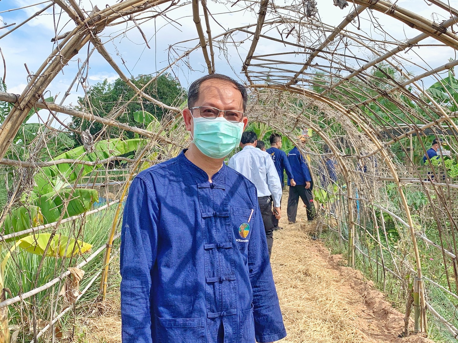 ผู้ว่าฯ มหาสารคาม นำทีมลงพื้นที่เยี่ยมให้กำลังใจ ครัวเรือนต้นแบบ โคก หนอง นา พัฒนาชุมชน อำเภอแกดำ จังหวัดมหาสารคาม