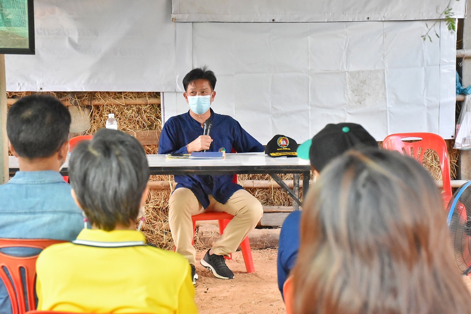 ผู้ว่าฯ มหาสารคาม นำทีมลงพื้นที่เยี่ยมให้กำลังใจ ครัวเรือนต้นแบบ โคก หนอง นา พัฒนาชุมชน อำเภอแกดำ จังหวัดมหาสารคาม