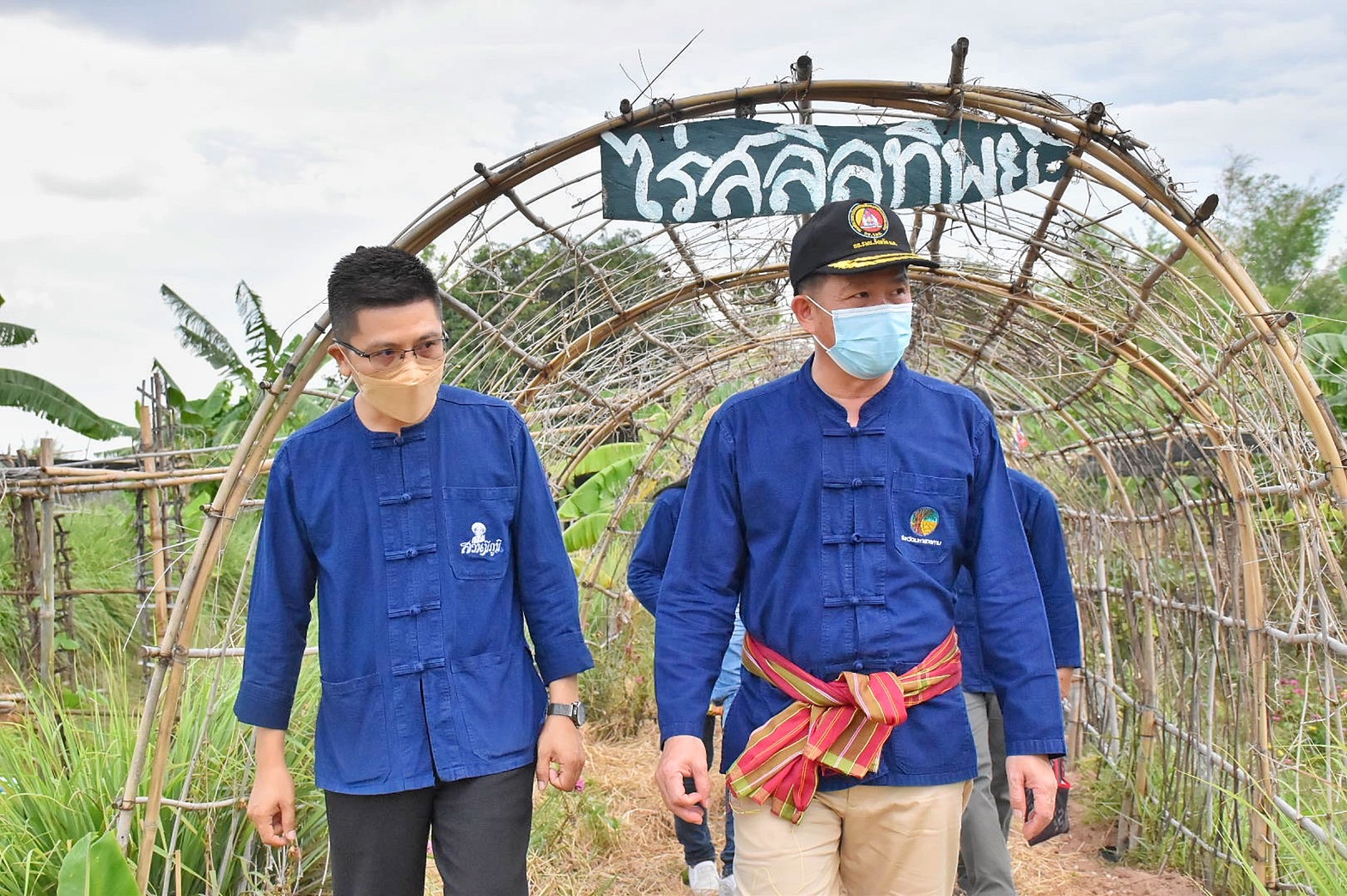 ผู้ว่าฯ มหาสารคาม นำทีมลงพื้นที่เยี่ยมให้กำลังใจ ครัวเรือนต้นแบบ โคก หนอง นา พัฒนาชุมชน อำเภอแกดำ จังหวัดมหาสารคาม