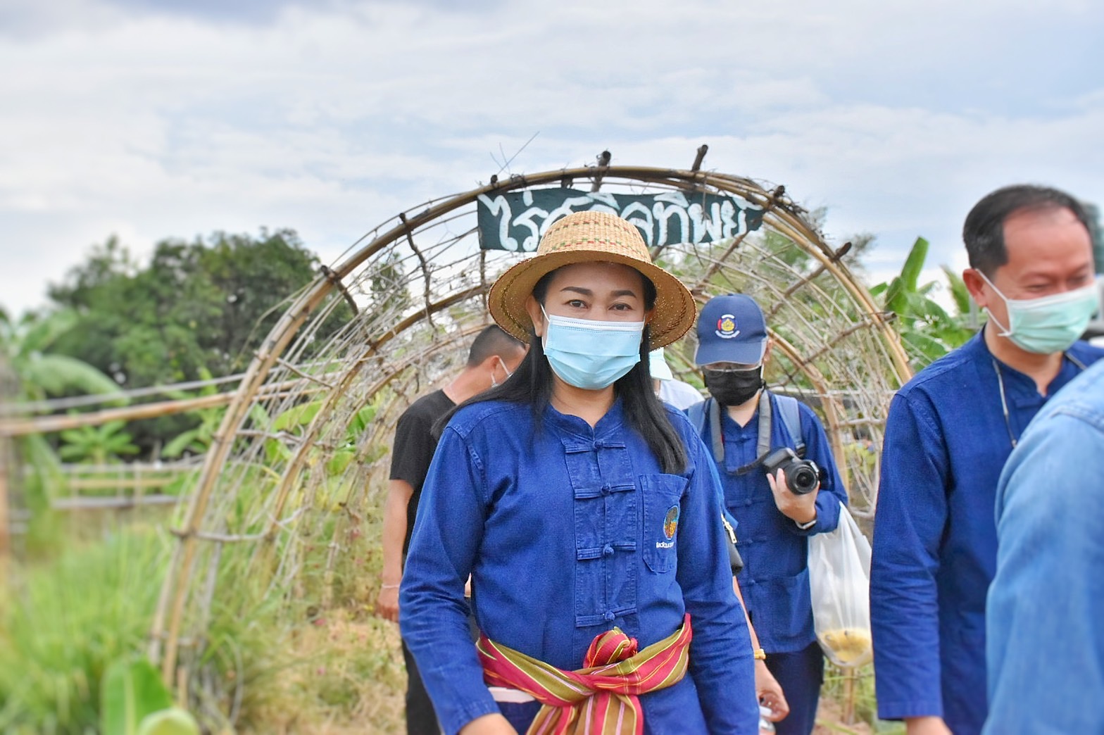 ผู้ว่าฯ มหาสารคาม นำทีมลงพื้นที่เยี่ยมให้กำลังใจ ครัวเรือนต้นแบบ โคก หนอง นา พัฒนาชุมชน อำเภอแกดำ จังหวัดมหาสารคาม