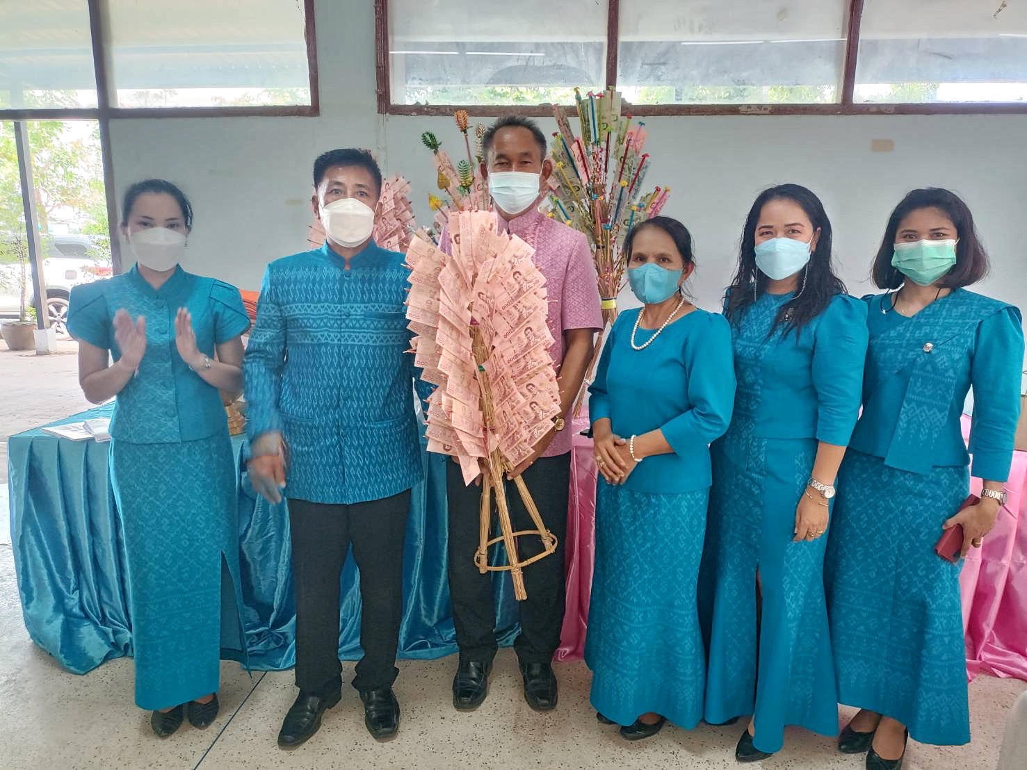 ผู้ว่าฯมหาสารคาม ร่วมเป็นเจ้าภาพทอดผ้าป่าสามัคคีซ่อมแซมบ้านผู้ยากไร้ แก้จนด้านที่อยู่อาศัย เพื่อคนอำเภอเชียงยืน จังหวัดมหาสารคาม