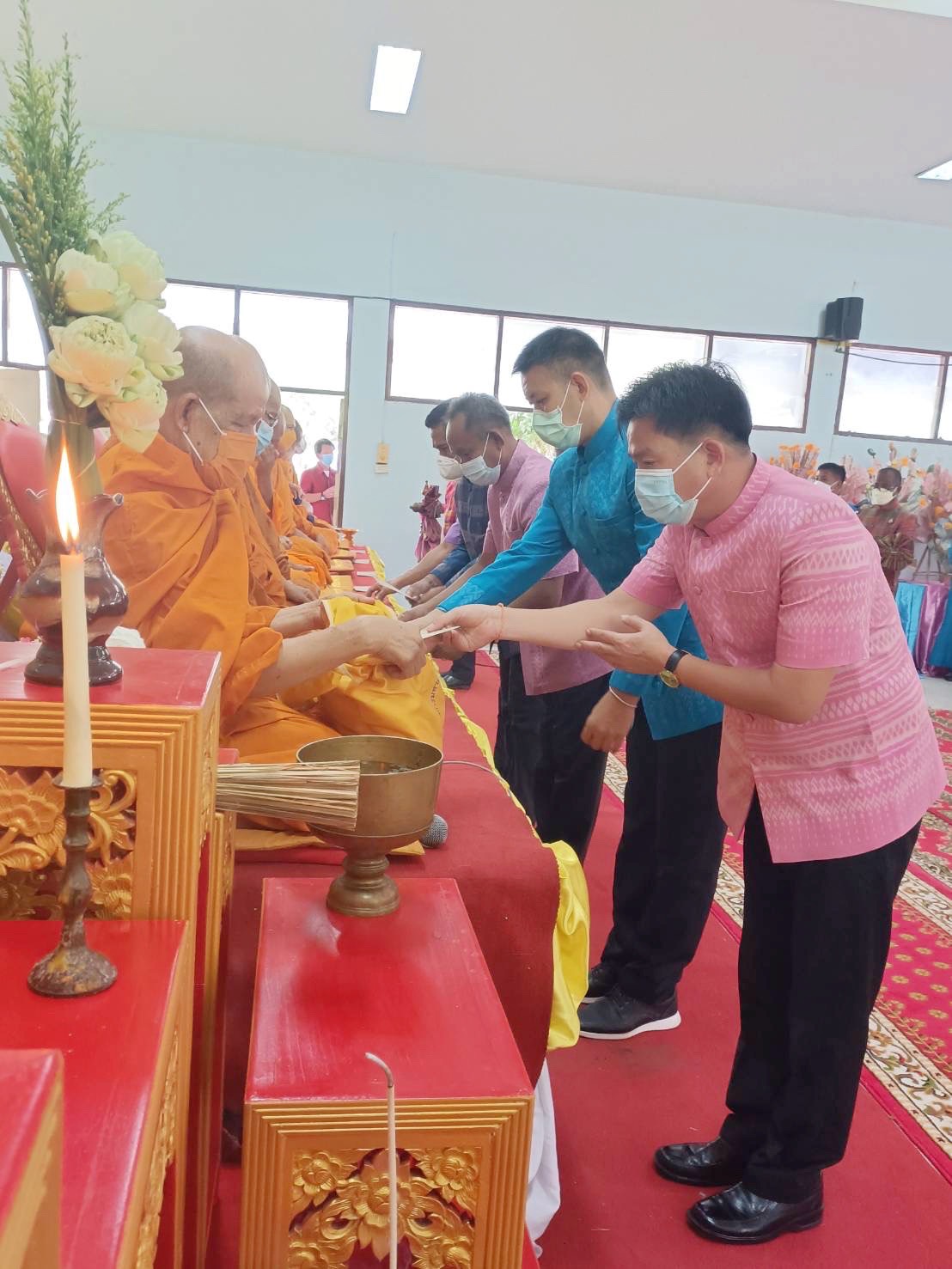 ผู้ว่าฯมหาสารคาม ร่วมเป็นเจ้าภาพทอดผ้าป่าสามัคคีซ่อมแซมบ้านผู้ยากไร้ แก้จนด้านที่อยู่อาศัย เพื่อคนอำเภอเชียงยืน จังหวัดมหาสารคาม