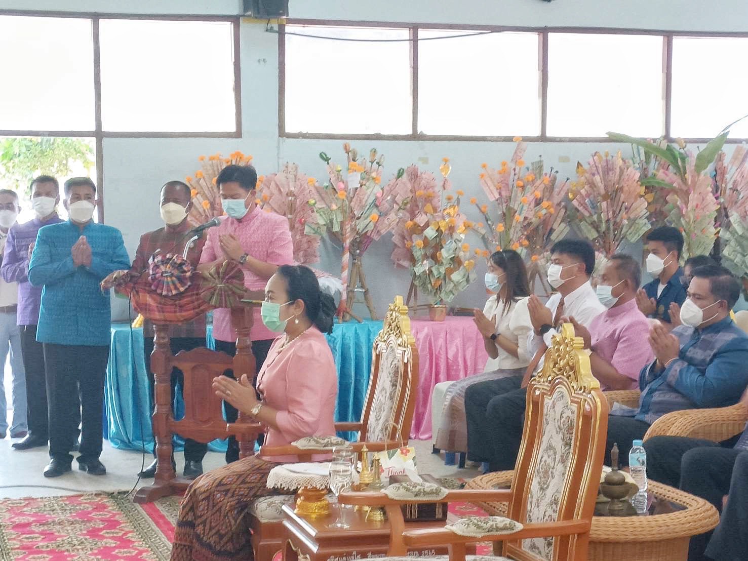 ผู้ว่าฯมหาสารคาม ร่วมเป็นเจ้าภาพทอดผ้าป่าสามัคคีซ่อมแซมบ้านผู้ยากไร้ แก้จนด้านที่อยู่อาศัย เพื่อคนอำเภอเชียงยืน จังหวัดมหาสารคาม