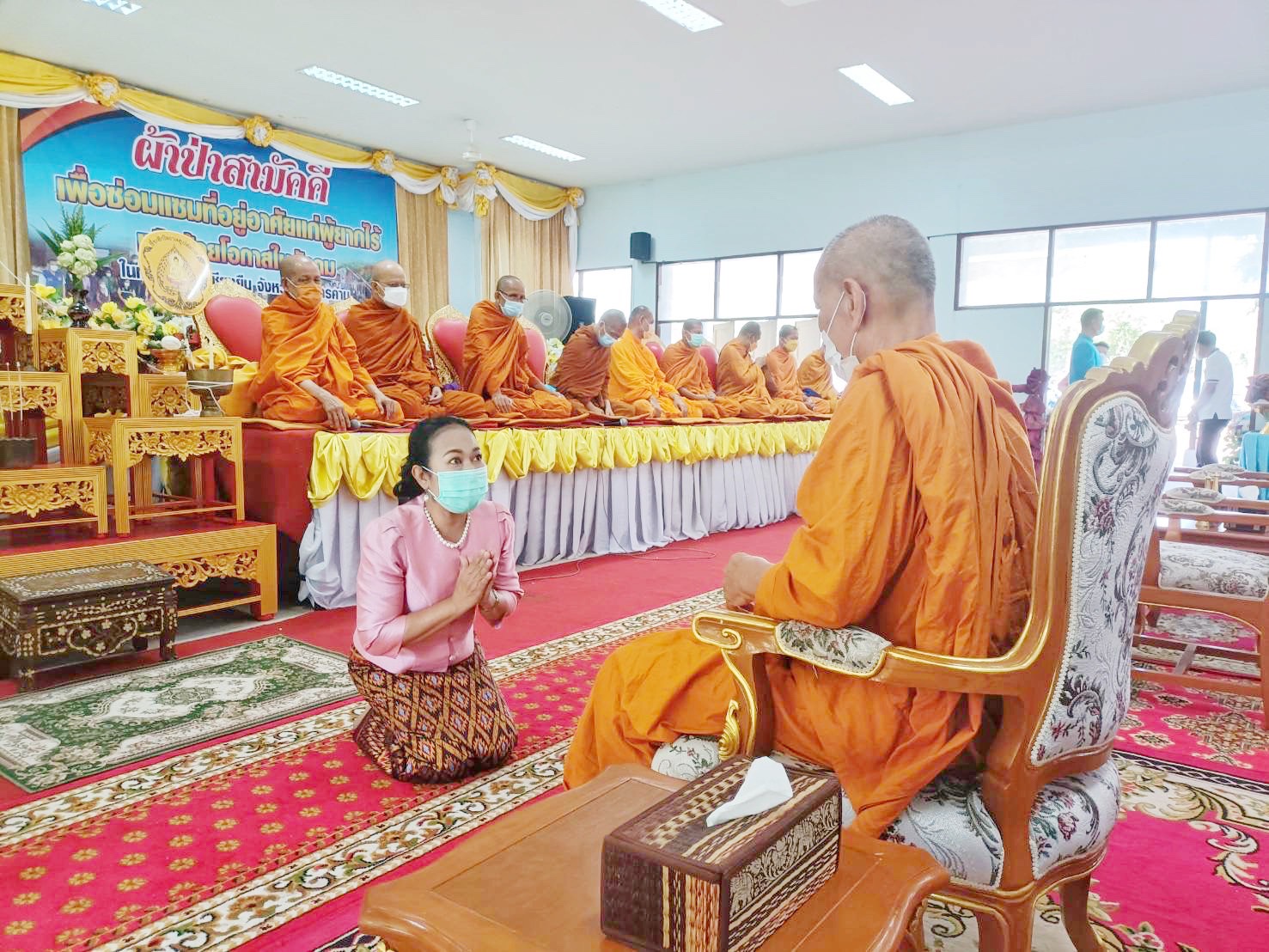 ผู้ว่าฯมหาสารคาม ร่วมเป็นเจ้าภาพทอดผ้าป่าสามัคคีซ่อมแซมบ้านผู้ยากไร้ แก้จนด้านที่อยู่อาศัย เพื่อคนอำเภอเชียงยืน จังหวัดมหาสารคาม