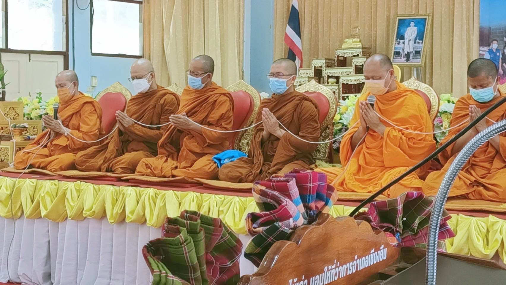 ผู้ว่าฯมหาสารคาม ร่วมเป็นเจ้าภาพทอดผ้าป่าสามัคคีซ่อมแซมบ้านผู้ยากไร้ แก้จนด้านที่อยู่อาศัย เพื่อคนอำเภอเชียงยืน จังหวัดมหาสารคาม