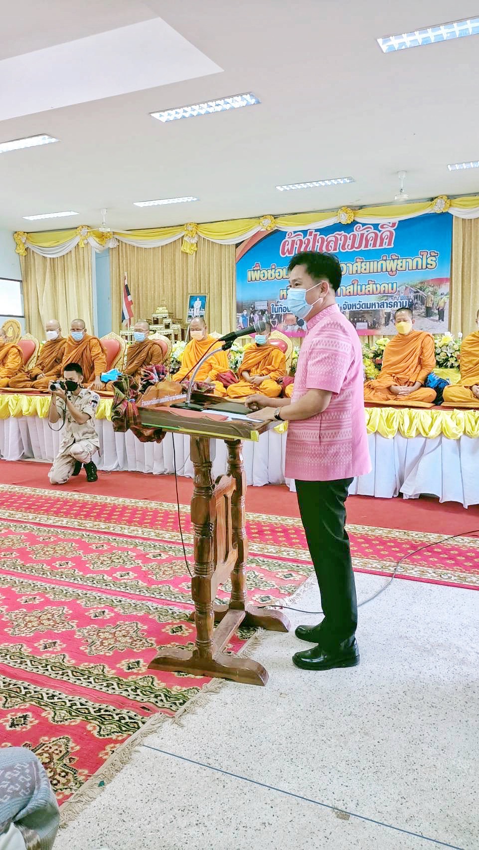 ผู้ว่าฯมหาสารคาม ร่วมเป็นเจ้าภาพทอดผ้าป่าสามัคคีซ่อมแซมบ้านผู้ยากไร้ แก้จนด้านที่อยู่อาศัย เพื่อคนอำเภอเชียงยืน จังหวัดมหาสารคาม
