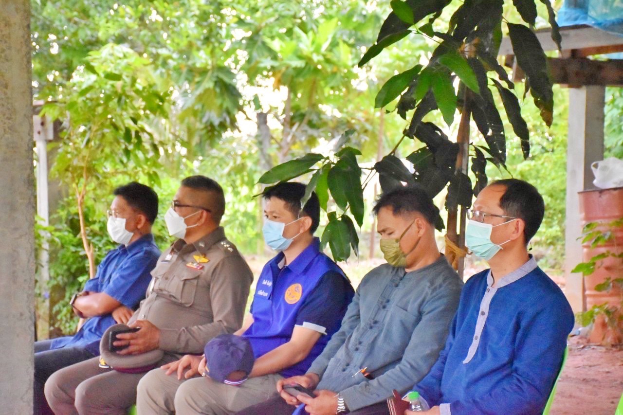 ? ผู้ว่าฯ มหาสารคาม นำทีมหัวหน้าส่วนราชการลงพื้นที่เยี่ยมเยียนให้กำลังใจ ครัวเรือนต้นแบบโคกหนองนาพัฒนาชุมชน อำเภอกุดรัง จังหวัดมหาสารคาม