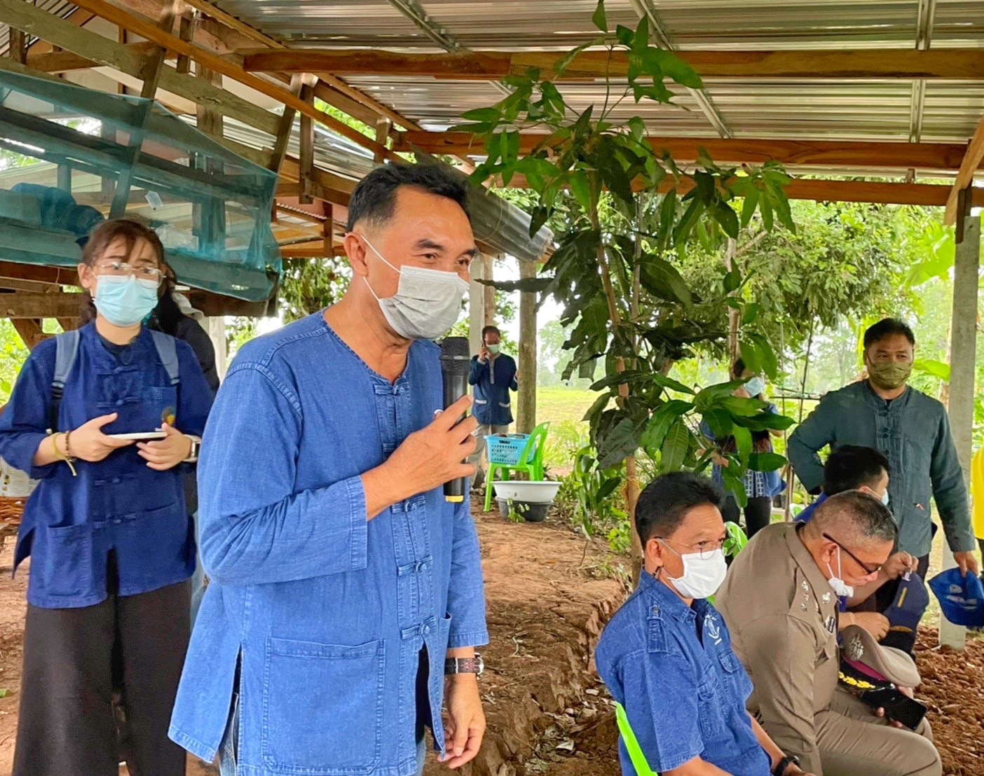 ? ผู้ว่าฯ มหาสารคาม นำทีมหัวหน้าส่วนราชการลงพื้นที่เยี่ยมเยียนให้กำลังใจ ครัวเรือนต้นแบบโคกหนองนาพัฒนาชุมชน อำเภอกุดรัง จังหวัดมหาสารคาม