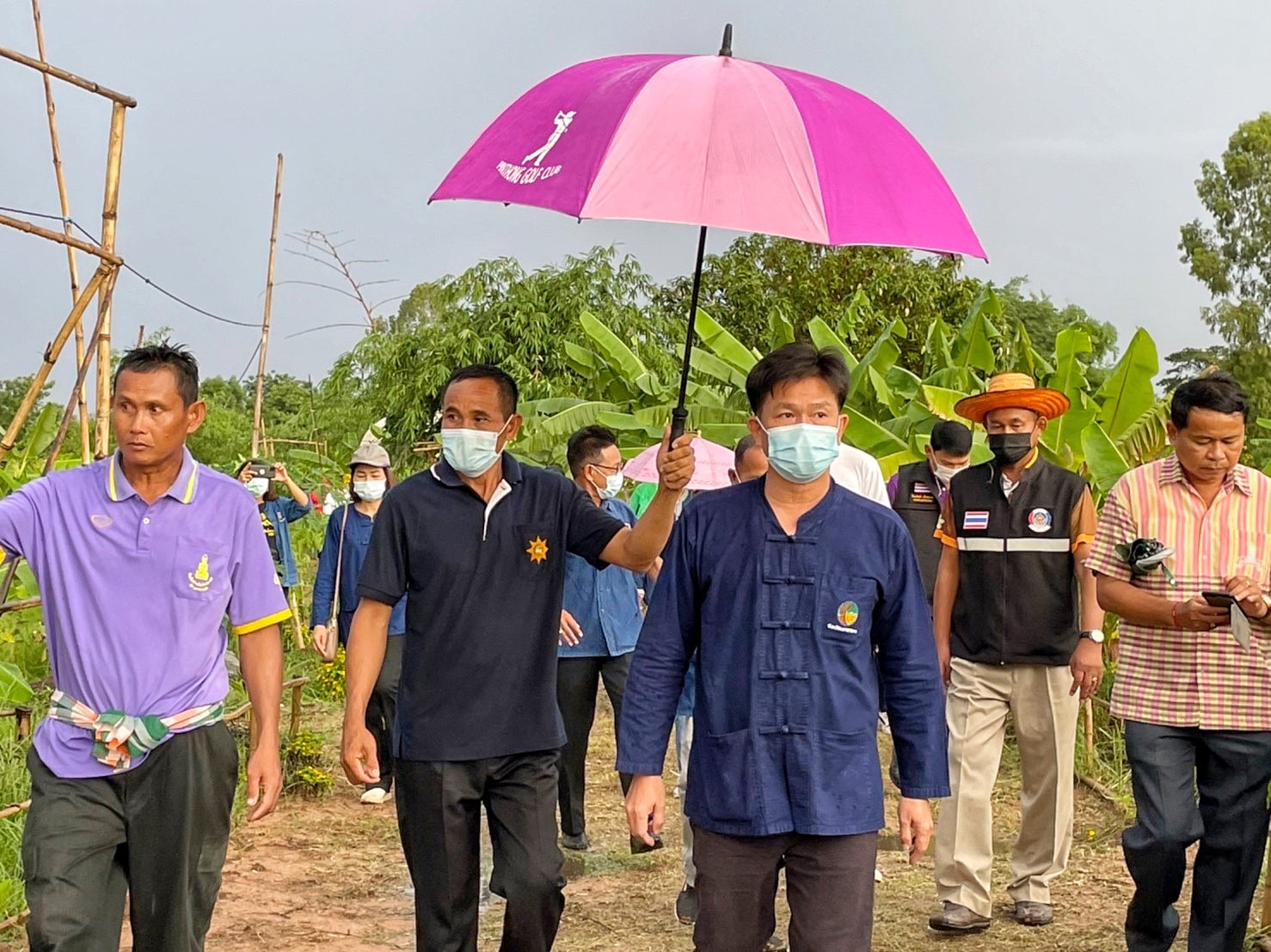 ? ผู้ว่าฯ มหาสารคาม นำทีมหัวหน้าส่วนราชการลงพื้นที่เยี่ยมเยียนให้กำลังใจ ครัวเรือนต้นแบบโคกหนองนาพัฒนาชุมชน อำเภอบรบือ จังหวัดมหาสารคาม