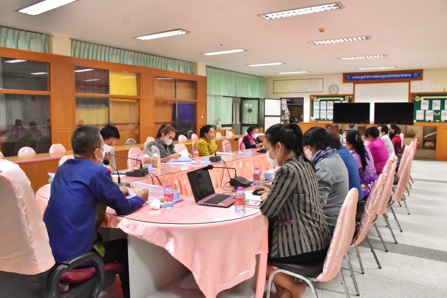 พช.มหาสารคาม ร่วมกับ คณะกรรมการเครือข่าย OTOP จังหวัดมหาสารคาม จัดประชุมเพื่อหารือขับเคลื่อนการดำเนินงาน