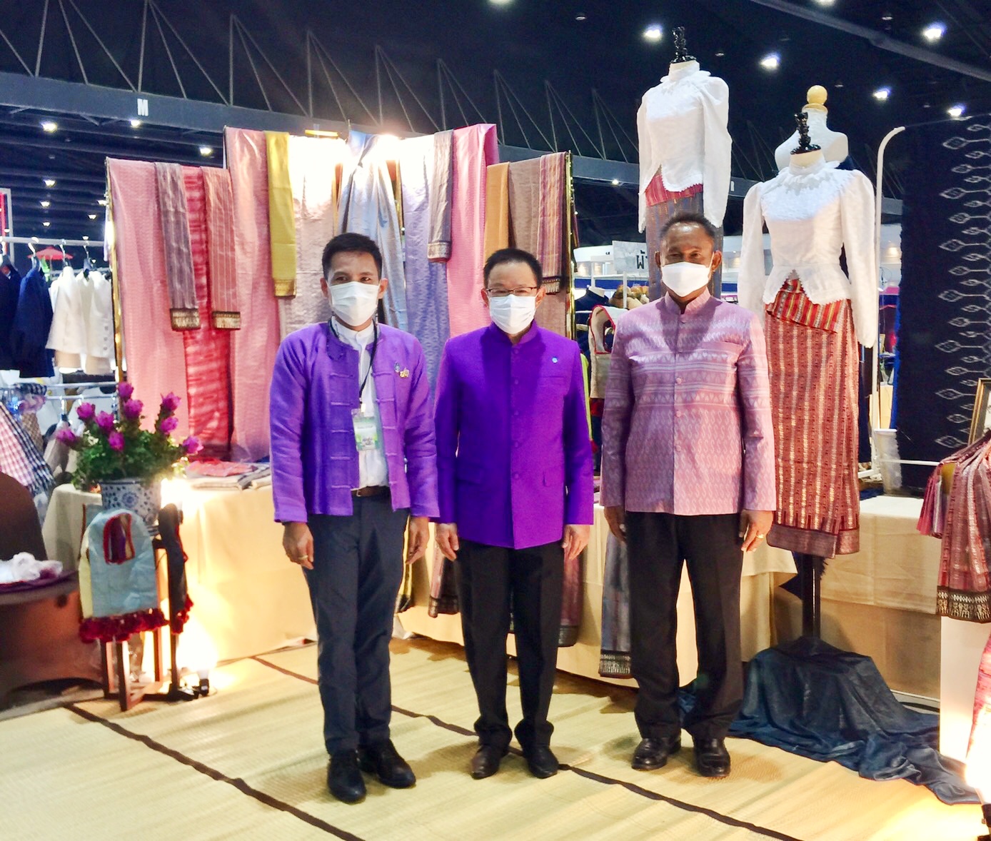 จังหวัดมหาสารคาม ร่วมพิธีเปิดงาน OTOP Midyear 2022 “สุขช้อป สุขใจ สุขทั่วไทยรวมไว้ในที่เดียว” พร้อมเยี่ยมให้กำลังใจและอุดหนุนผู้ประกอบการจังหวัดมหาสารคาม