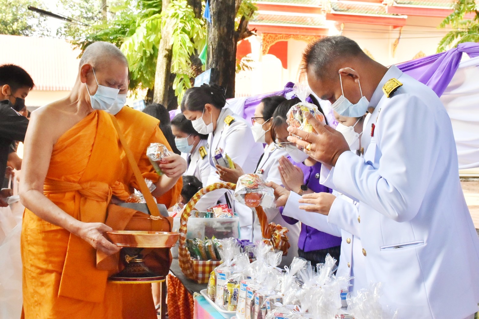 พช.มหาสารคาม ร่วมพิธีทำบุญตักบาตรถวายพระราชกุศลสมเด็จพระนางเจ้าฯ พระบรมราชินี เนื่องในโอกาสวันเฉลิมพระชนมพรรษา 3 มิถุนายน 2565