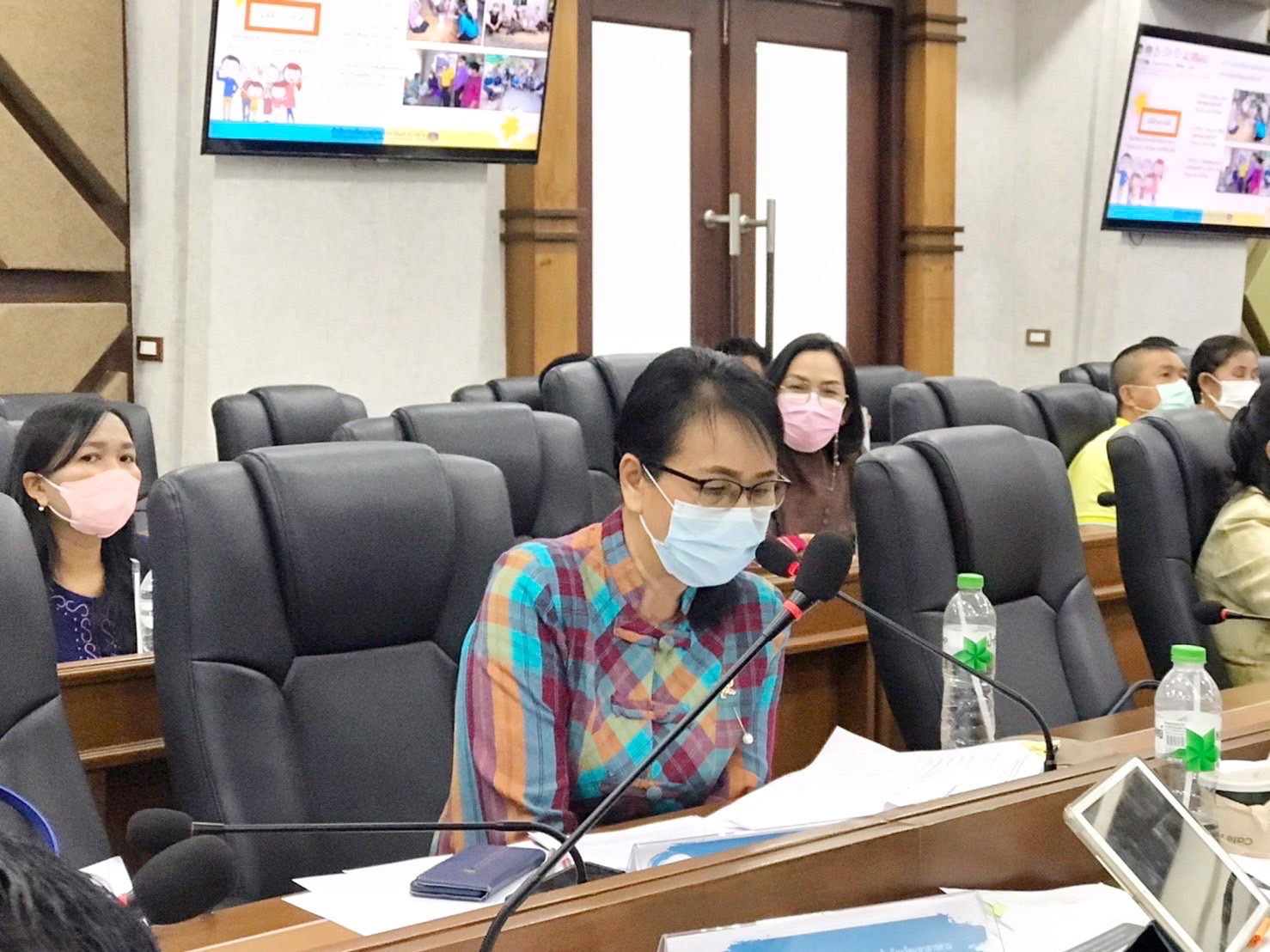 ผู้ว่าราชการจังหวัดมหาสารคาม นำทีมประชุมคณะกรรมการบริหารศูนย์อำนวยการขจัดความยากจนและพัฒนาคนทุกช่วงวัยอย่างยั่งยืนตามหลักปรัชญาของเศรษฐกิจพอเพียงจังหวัดมหาสารคาม (คจพ.จ) ครั้งที่ 4/2565 พร้อมผนึกกำลังขับเคลื่อนขจัดจนเพื่อคนมหาสารคาม
