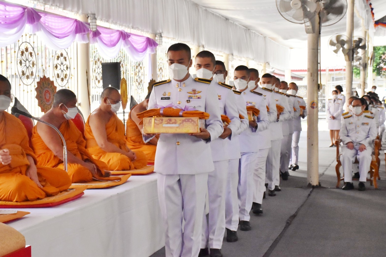 พช.มหาสารคาม ร่วมพิธีทำบุญตักบาตรถวายพระราชกุศลสมเด็จพระนางเจ้าฯ พระบรมราชินี เนื่องในโอกาสวันเฉลิมพระชนมพรรษา 3 มิถุนายน 2565