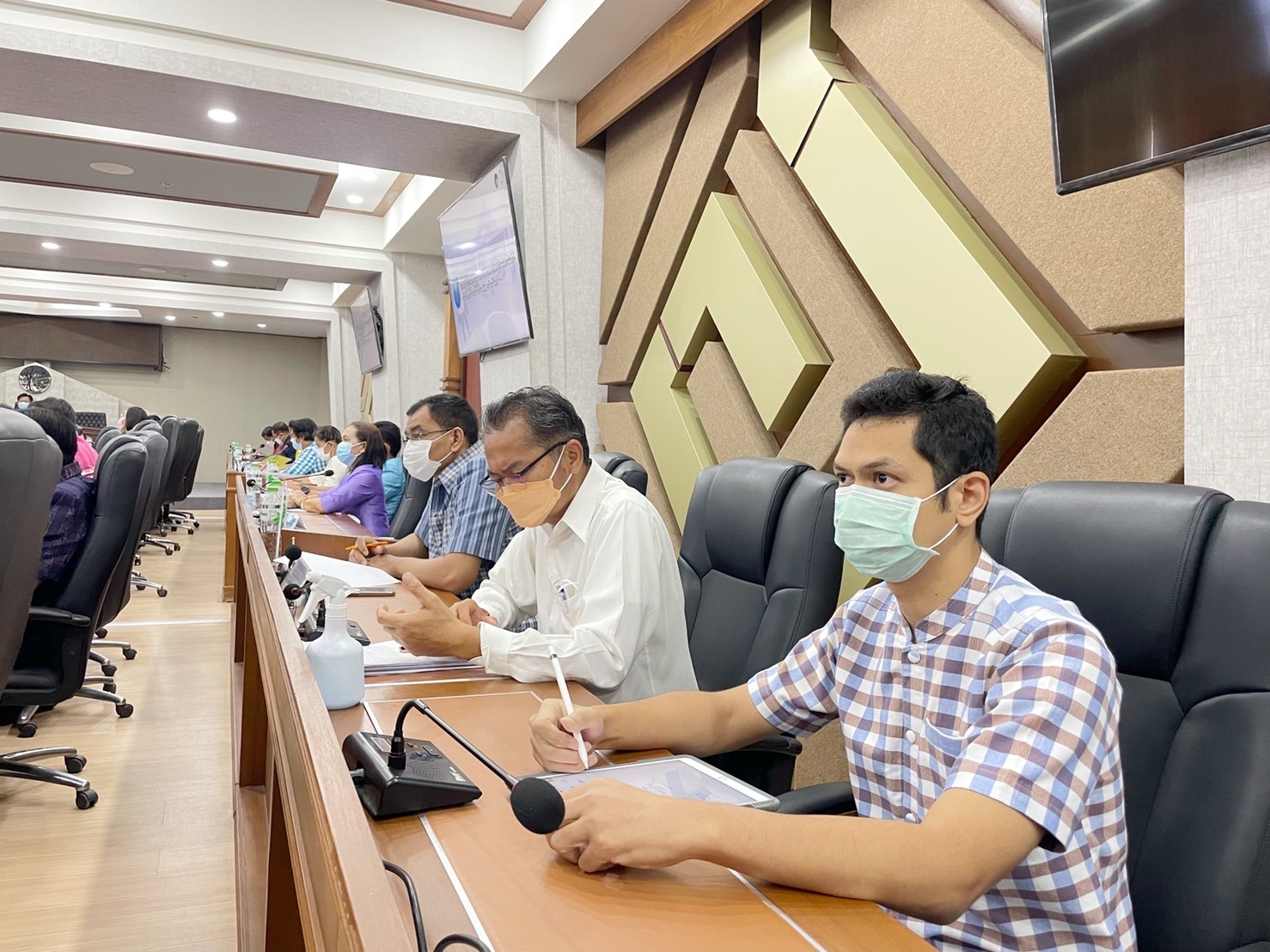 ผู้ว่าราชการจังหวัดมหาสารคาม นำทีมประชุมคณะกรรมการบริหารศูนย์อำนวยการขจัดความยากจนและพัฒนาคนทุกช่วงวัยอย่างยั่งยืนตามหลักปรัชญาของเศรษฐกิจพอเพียงจังหวัดมหาสารคาม (คจพ.จ) ครั้งที่ 4/2565 พร้อมผนึกกำลังขับเคลื่อนขจัดจนเพื่อคนมหาสารคาม