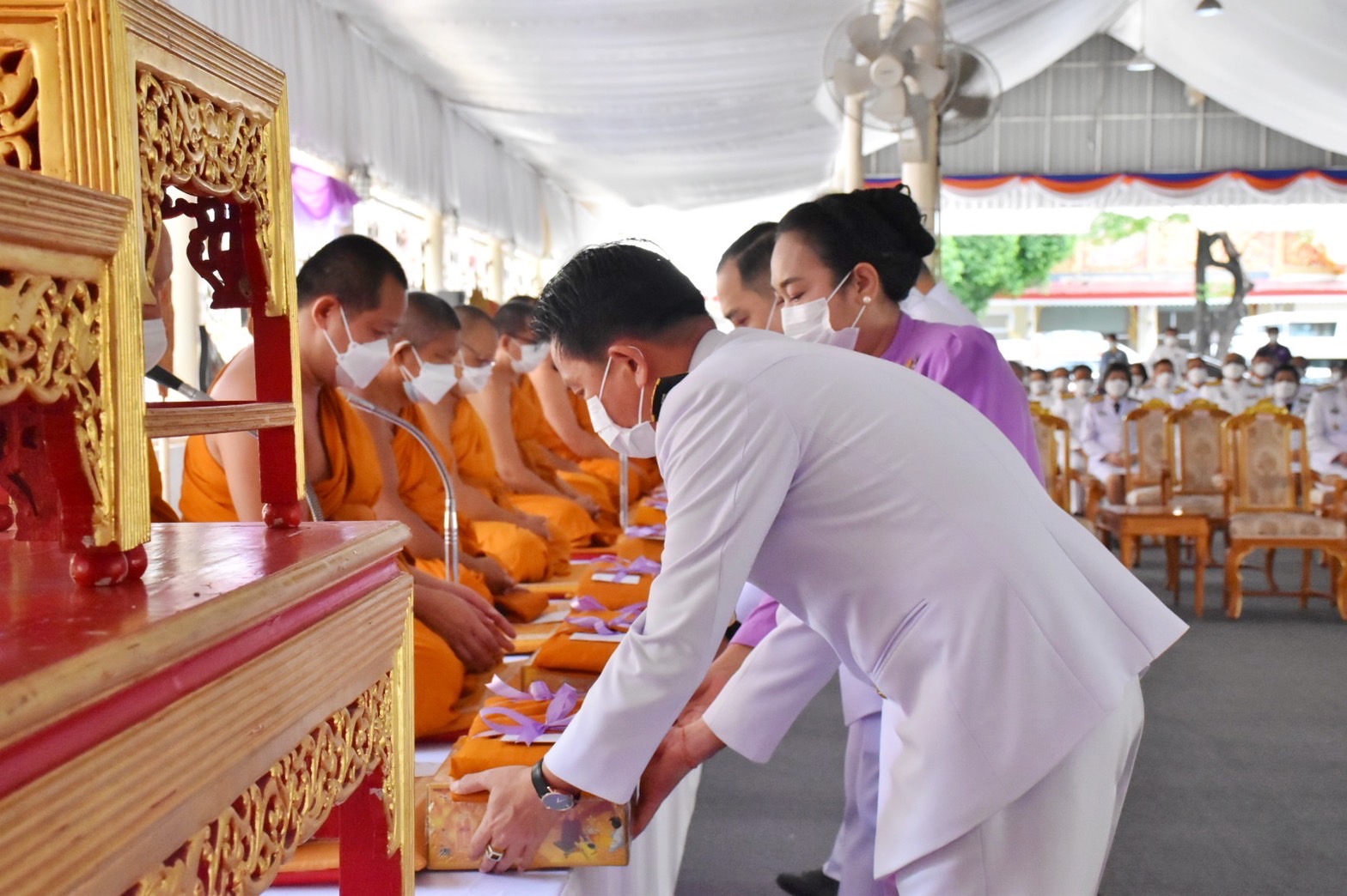 พช.มหาสารคาม ร่วมพิธีทำบุญตักบาตรถวายพระราชกุศลสมเด็จพระนางเจ้าฯ พระบรมราชินี เนื่องในโอกาสวันเฉลิมพระชนมพรรษา 3 มิถุนายน 2565