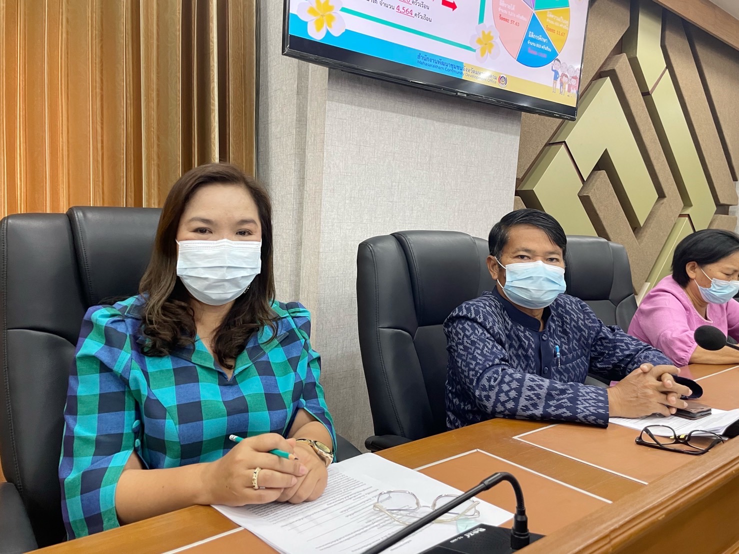 ผู้ว่าราชการจังหวัดมหาสารคาม นำทีมประชุมคณะกรรมการบริหารศูนย์อำนวยการขจัดความยากจนและพัฒนาคนทุกช่วงวัยอย่างยั่งยืนตามหลักปรัชญาของเศรษฐกิจพอเพียงจังหวัดมหาสารคาม (คจพ.จ) ครั้งที่ 4/2565 พร้อมผนึกกำลังขับเคลื่อนขจัดจนเพื่อคนมหาสารคาม