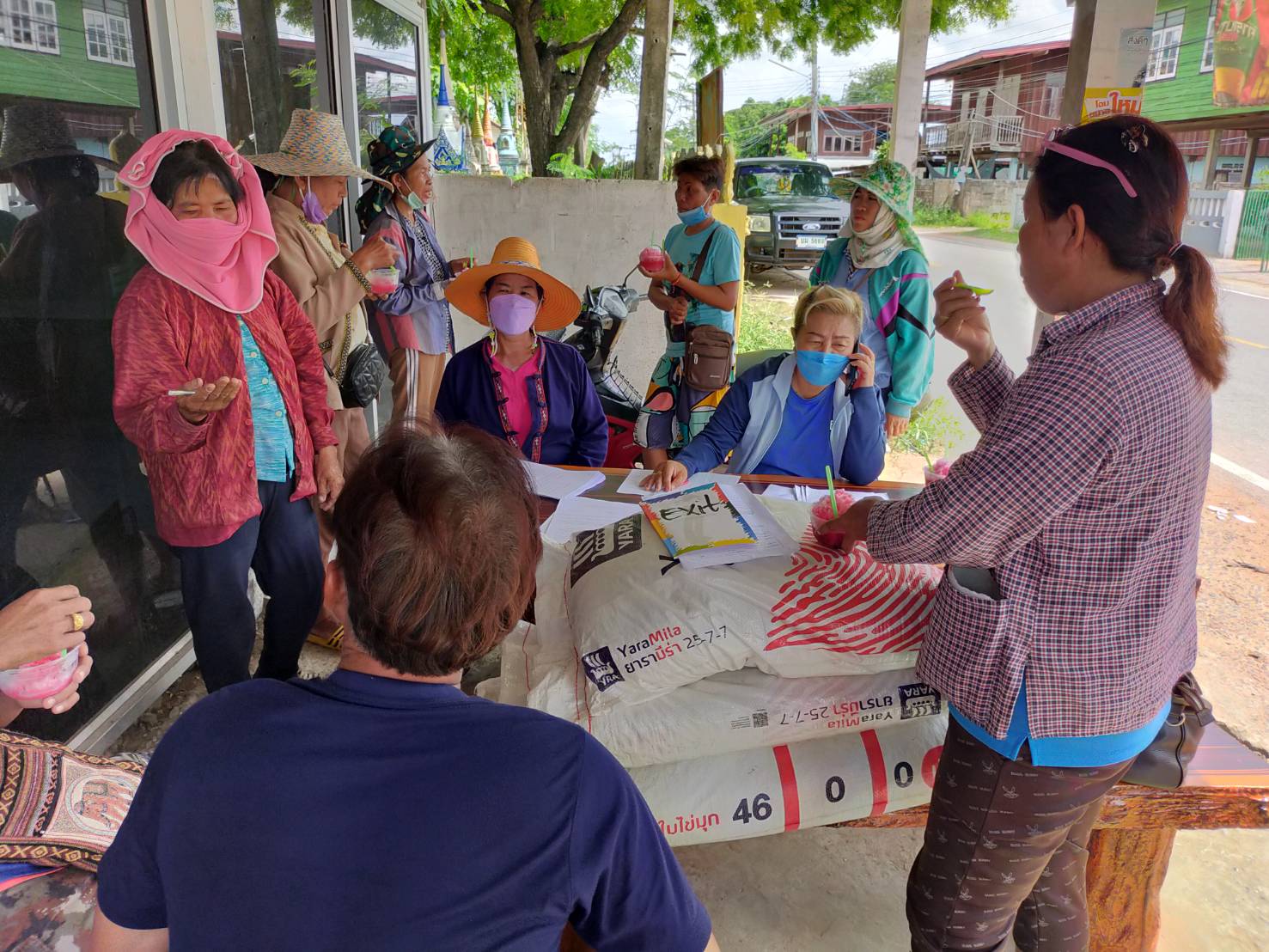 บริษัท ประชารัฐรักสามัคคีมหาสารคาม (วิสาหกิจเพื่อสังคม) จำกัด สนับสนุนการดำเนินงานการพัฒนาเศรษฐกิจฐานรากและประชารัฐกลุ่มผู้ปลูกมันแกวและหัวไชเท้า จังหวัดมหาสารคาม