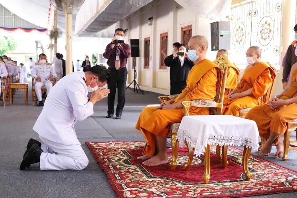 พช.มหาสารคาม ร่วมพิธีทำบุญตักบาตรถวายพระราชกุศลสมเด็จพระนางเจ้าฯ พระบรมราชินี เนื่องในโอกาสวันเฉลิมพระชนมพรรษา 3 มิถุนายน 2565