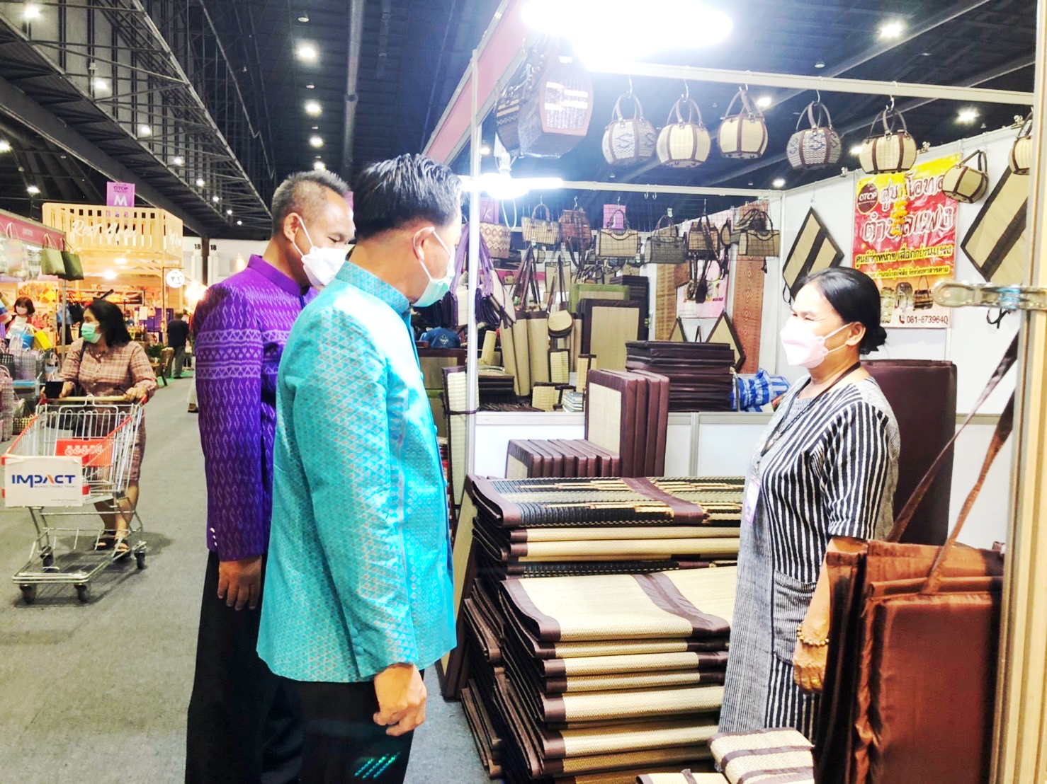 ผู้ว่าฯ มหาสารคาม เยี่ยมให้กำลังใจกลุ่มผู้ผลิต ผู้ประกอบการ OTOP นำผลิตภัณฑ์ มาจัดจำหน่าย ในงาน OTOP Midyear 2022