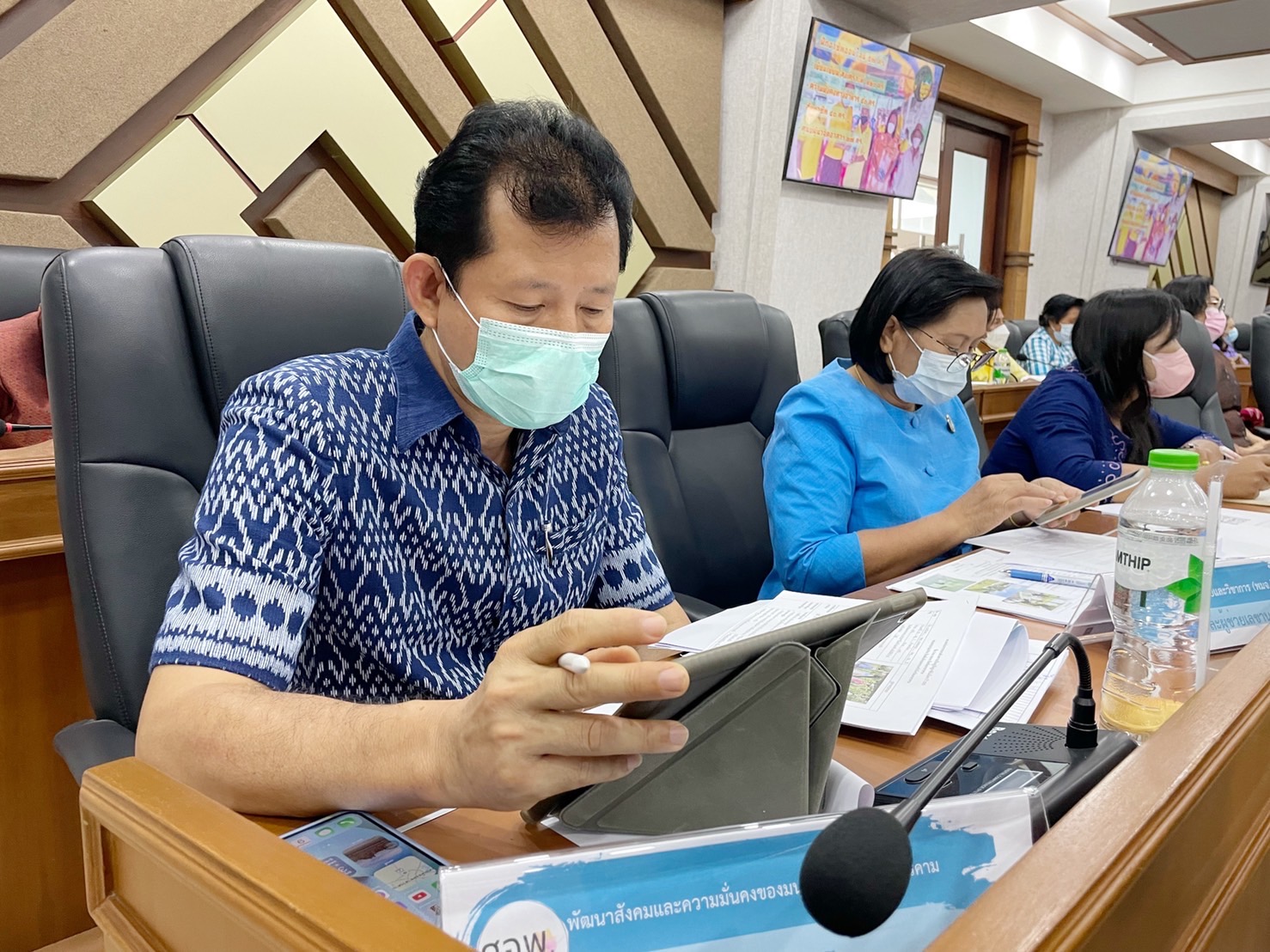 ผู้ว่าราชการจังหวัดมหาสารคาม นำทีมประชุมคณะกรรมการบริหารศูนย์อำนวยการขจัดความยากจนและพัฒนาคนทุกช่วงวัยอย่างยั่งยืนตามหลักปรัชญาของเศรษฐกิจพอเพียงจังหวัดมหาสารคาม (คจพ.จ) ครั้งที่ 4/2565 พร้อมผนึกกำลังขับเคลื่อนขจัดจนเพื่อคนมหาสารคาม