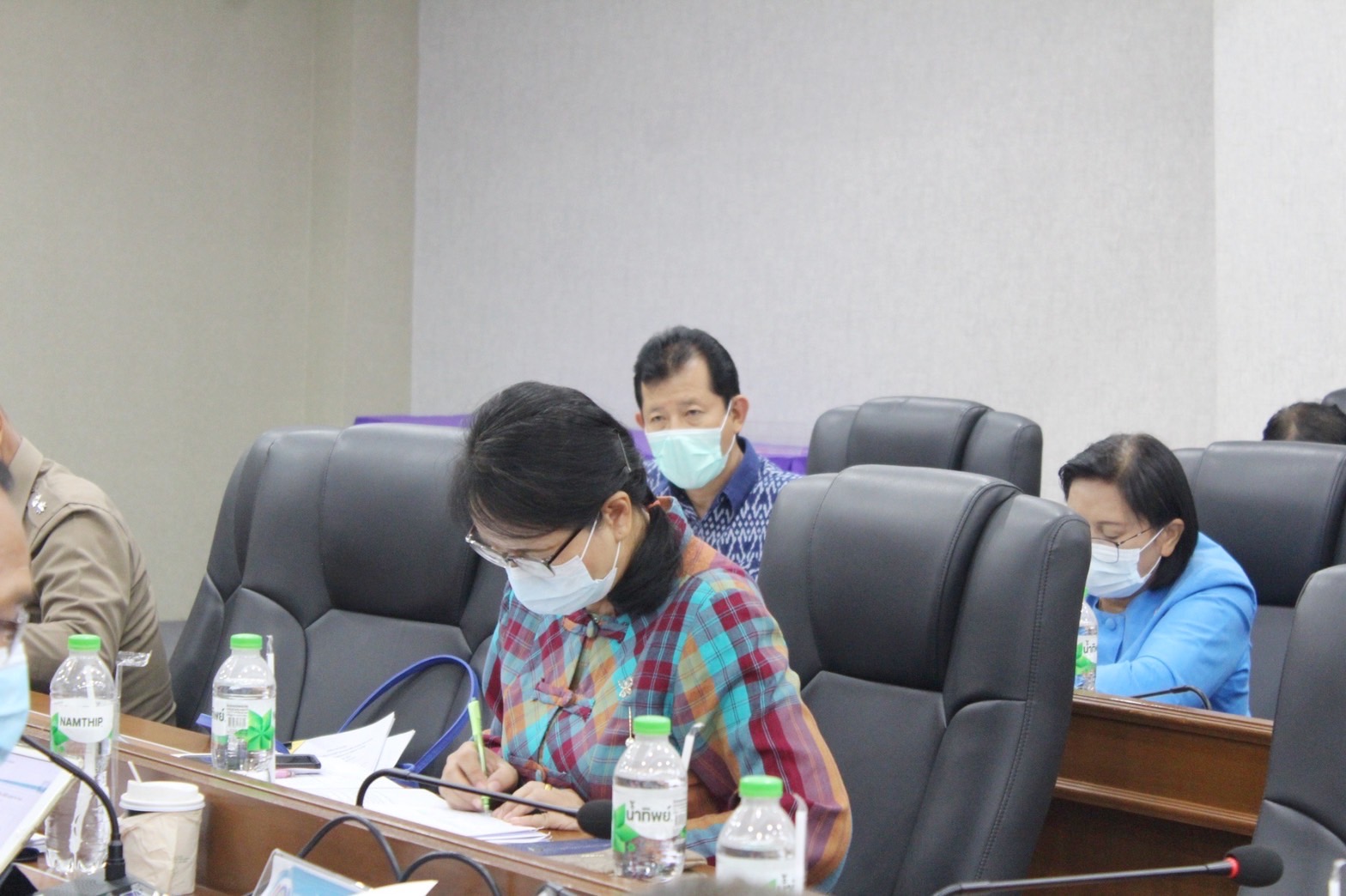 ผู้ว่าราชการจังหวัดมหาสารคาม นำทีมประชุมคณะกรรมการบริหารศูนย์อำนวยการขจัดความยากจนและพัฒนาคนทุกช่วงวัยอย่างยั่งยืนตามหลักปรัชญาของเศรษฐกิจพอเพียงจังหวัดมหาสารคาม (คจพ.จ) ครั้งที่ 4/2565 พร้อมผนึกกำลังขับเคลื่อนขจัดจนเพื่อคนมหาสารคาม