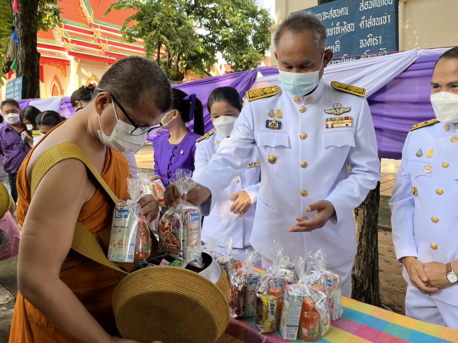 พช.มหาสารคาม ร่วมพิธีทำบุญตักบาตรถวายพระราชกุศลสมเด็จพระนางเจ้าฯ พระบรมราชินี เนื่องในโอกาสวันเฉลิมพระชนมพรรษา 3 มิถุนายน 2565