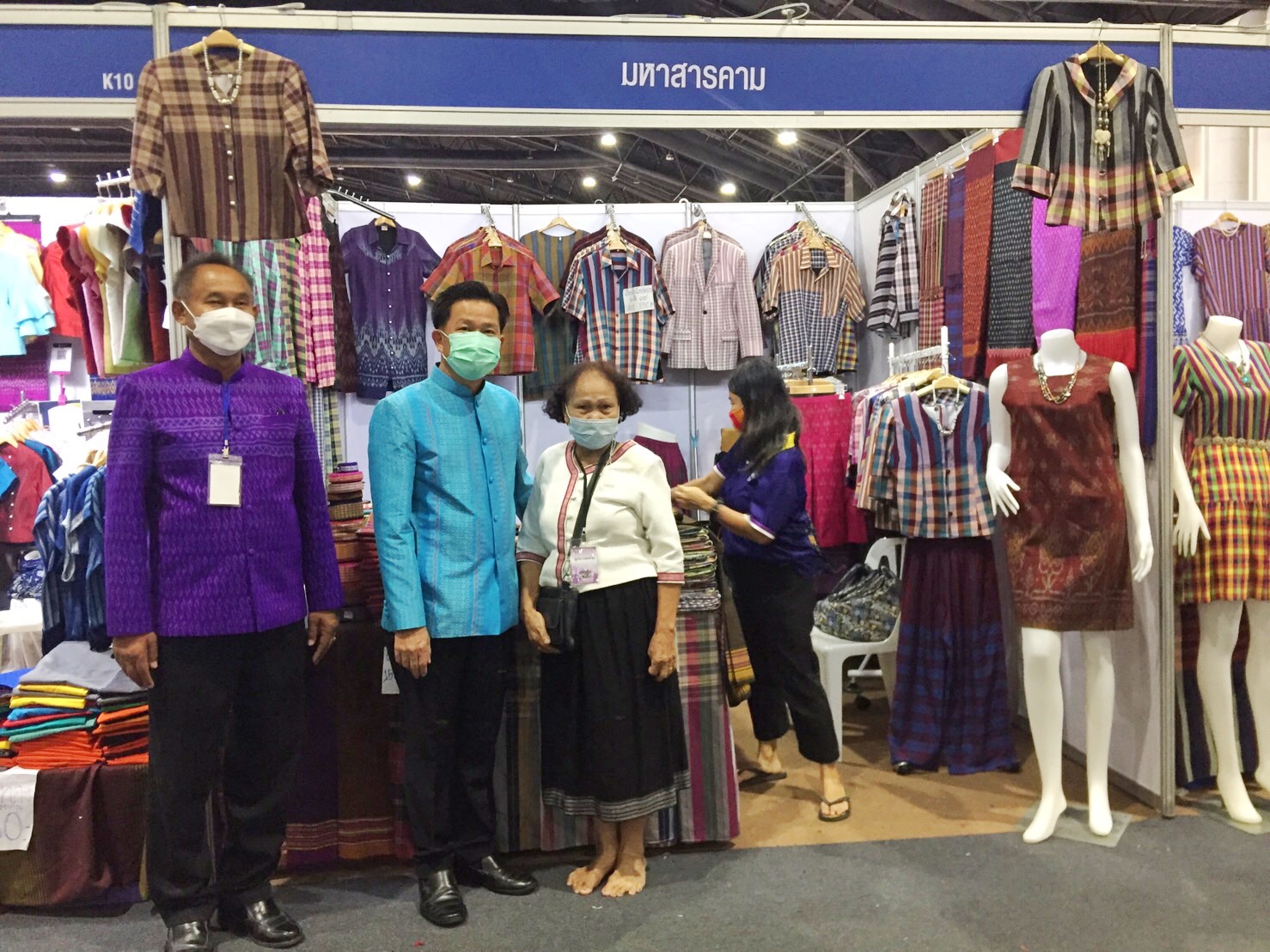 ผู้ว่าฯ มหาสารคาม เยี่ยมให้กำลังใจกลุ่มผู้ผลิต ผู้ประกอบการ OTOP นำผลิตภัณฑ์ มาจัดจำหน่าย ในงาน OTOP Midyear 2022