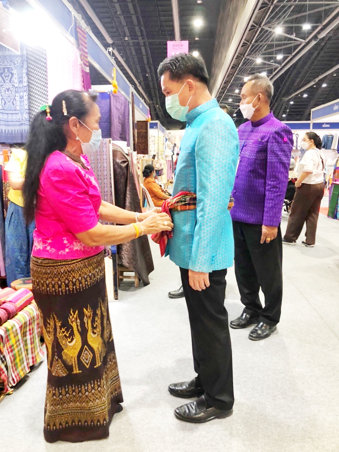 ผู้ว่าฯ มหาสารคาม เยี่ยมให้กำลังใจกลุ่มผู้ผลิต ผู้ประกอบการ OTOP นำผลิตภัณฑ์ มาจัดจำหน่าย ในงาน OTOP Midyear 2022