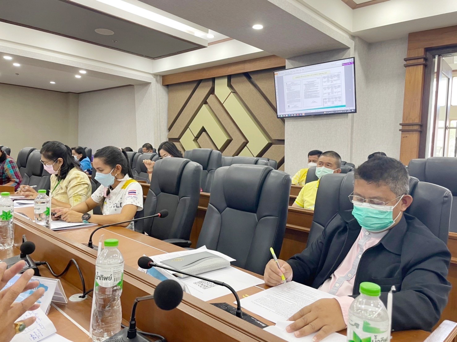 ผู้ว่าราชการจังหวัดมหาสารคาม นำทีมประชุมคณะกรรมการบริหารศูนย์อำนวยการขจัดความยากจนและพัฒนาคนทุกช่วงวัยอย่างยั่งยืนตามหลักปรัชญาของเศรษฐกิจพอเพียงจังหวัดมหาสารคาม (คจพ.จ) ครั้งที่ 4/2565 พร้อมผนึกกำลังขับเคลื่อนขจัดจนเพื่อคนมหาสารคาม