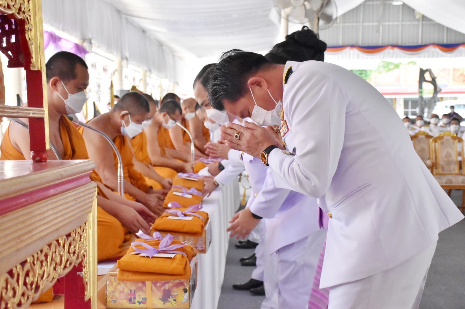 พช.มหาสารคาม ร่วมพิธีทำบุญตักบาตรถวายพระราชกุศลสมเด็จพระนางเจ้าฯ พระบรมราชินี เนื่องในโอกาสวันเฉลิมพระชนมพรรษา 3 มิถุนายน 2565