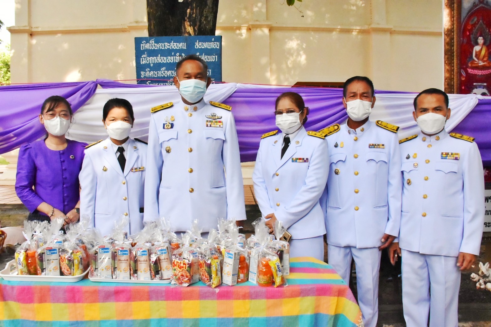 พช.มหาสารคาม ร่วมพิธีทำบุญตักบาตรถวายพระราชกุศลสมเด็จพระนางเจ้าฯ พระบรมราชินี เนื่องในโอกาสวันเฉลิมพระชนมพรรษา 3 มิถุนายน 2565