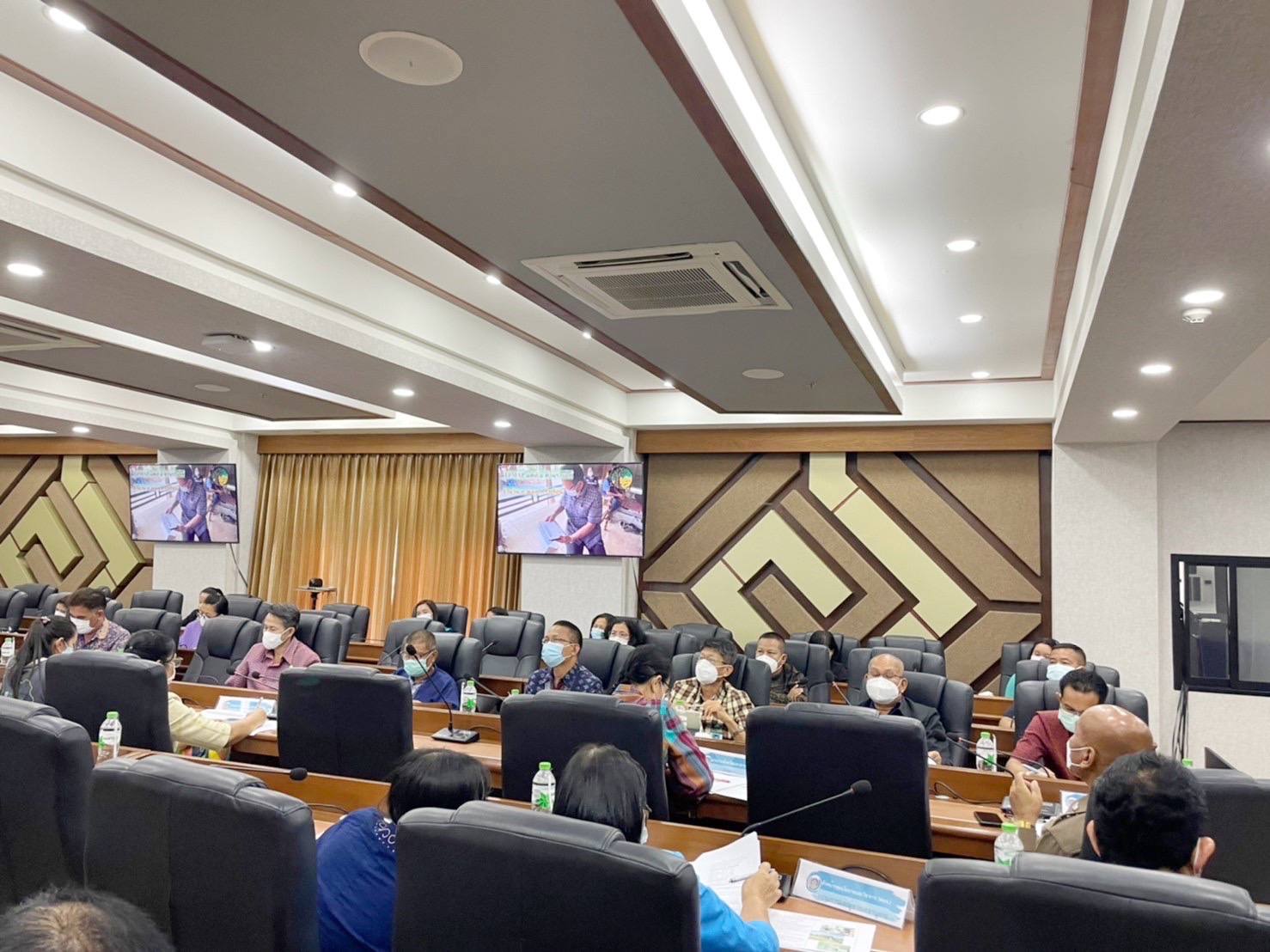 ผู้ว่าราชการจังหวัดมหาสารคาม นำทีมประชุมคณะกรรมการบริหารศูนย์อำนวยการขจัดความยากจนและพัฒนาคนทุกช่วงวัยอย่างยั่งยืนตามหลักปรัชญาของเศรษฐกิจพอเพียงจังหวัดมหาสารคาม (คจพ.จ) ครั้งที่ 4/2565 พร้อมผนึกกำลังขับเคลื่อนขจัดจนเพื่อคนมหาสารคาม