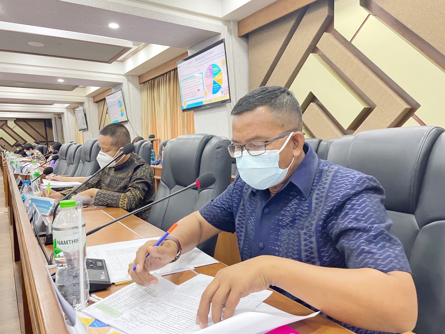 ผู้ว่าราชการจังหวัดมหาสารคาม นำทีมประชุมคณะกรรมการบริหารศูนย์อำนวยการขจัดความยากจนและพัฒนาคนทุกช่วงวัยอย่างยั่งยืนตามหลักปรัชญาของเศรษฐกิจพอเพียงจังหวัดมหาสารคาม (คจพ.จ) ครั้งที่ 4/2565 พร้อมผนึกกำลังขับเคลื่อนขจัดจนเพื่อคนมหาสารคาม