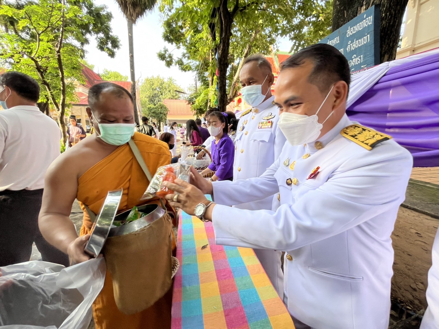 พช.มหาสารคาม ร่วมพิธีทำบุญตักบาตรถวายพระราชกุศลสมเด็จพระนางเจ้าฯ พระบรมราชินี เนื่องในโอกาสวันเฉลิมพระชนมพรรษา 3 มิถุนายน 2565